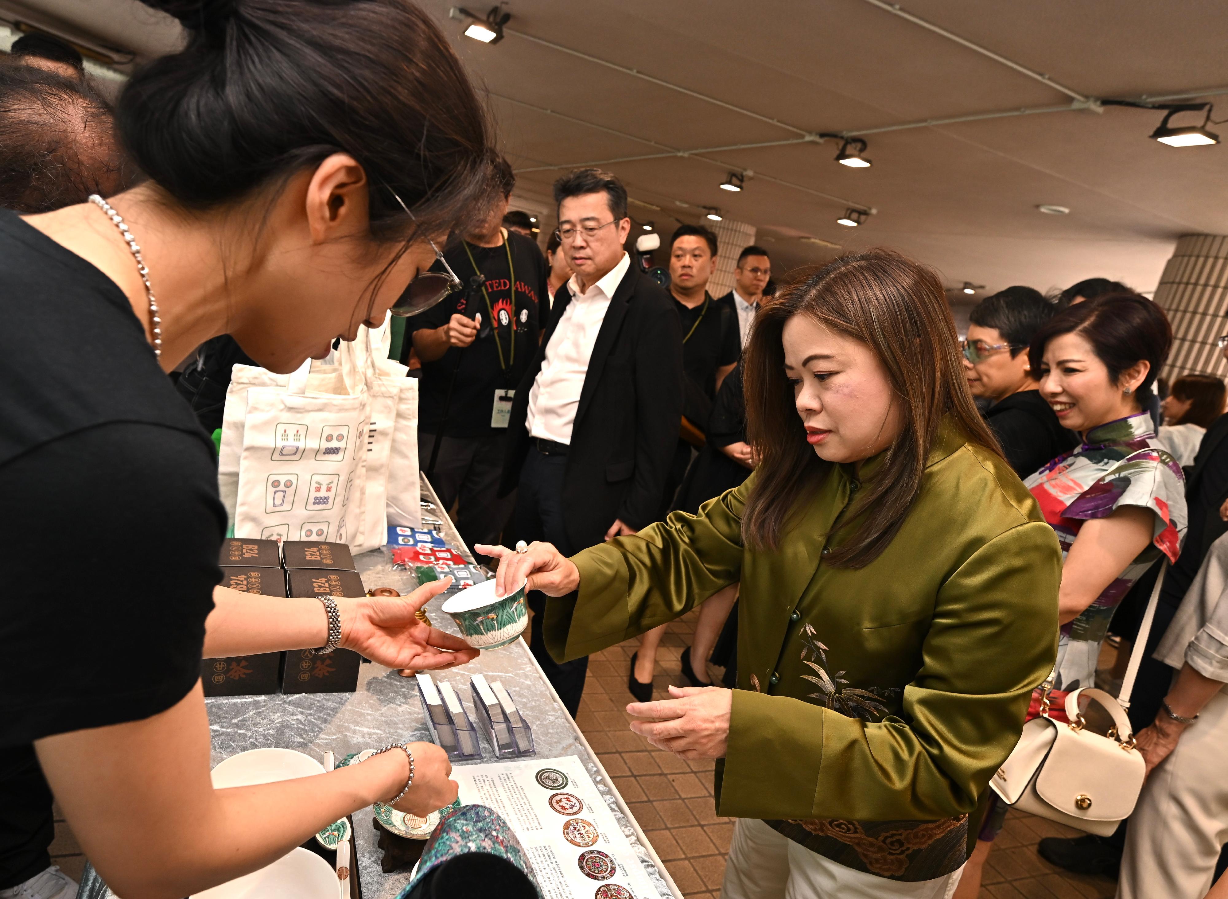The Hong Kong Jockey Club Series: "Hong Kong ICH Month 2026" Intangible Cultural Heritage Carnival will be held today and tomorrow (May 30 to 31). Photo shows the Secretary for Culture, Sports and Tourism, Miss Rosanna Law (right) visiting a booth of the Cultural and Creative Industries Development Agency.
