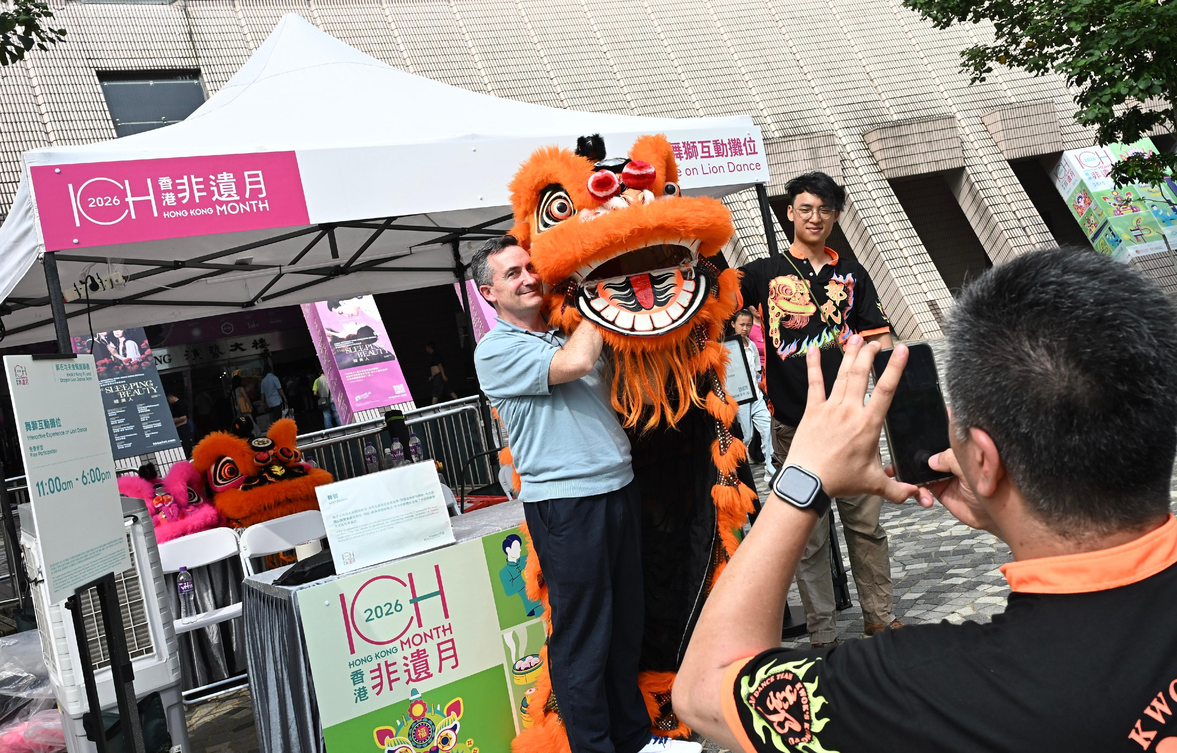The Hong Kong Jockey Club Series: "Hong Kong ICH Month 2026" Intangible Cultural Heritage Carnival will be held today and tomorrow (May 30 to 31). Photo shows a tourist experiencing lion dance.