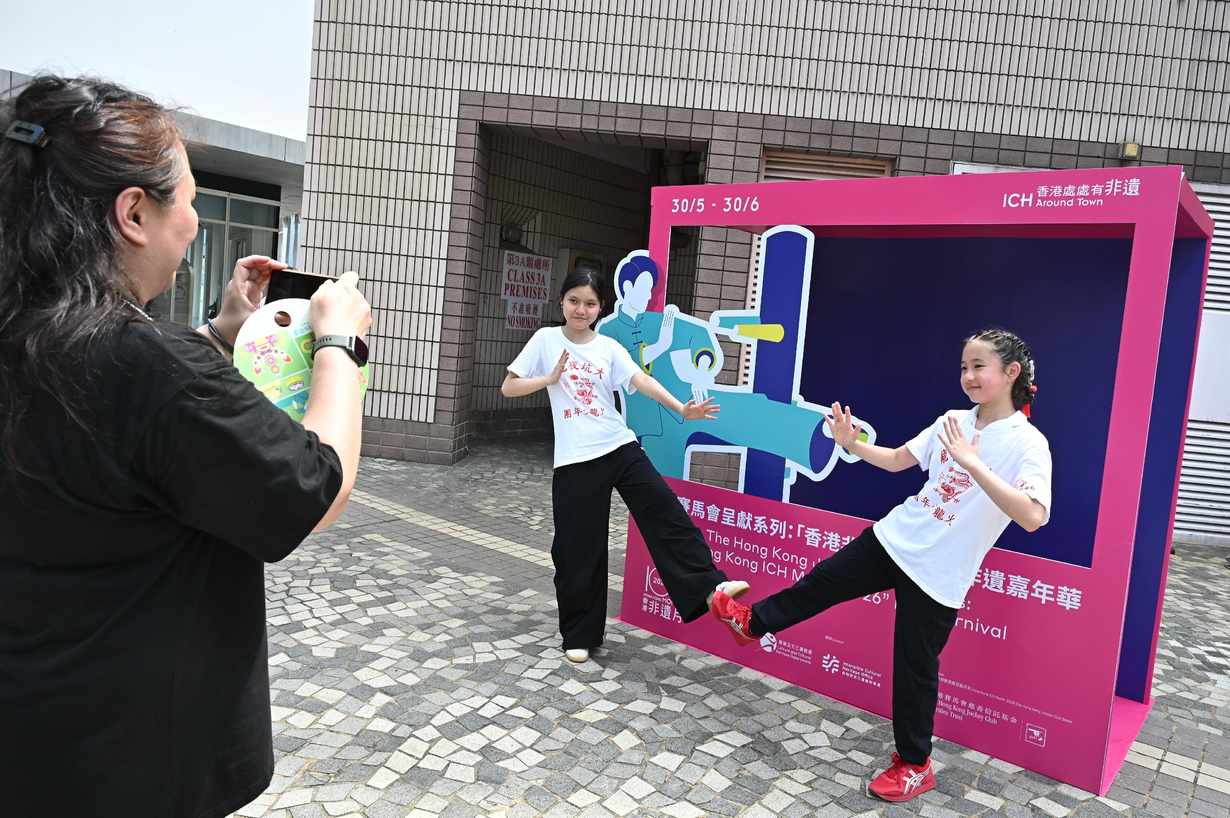 The Hong Kong Jockey Club Series: "Hong Kong ICH Month 2026" Intangible Cultural Heritage Carnival will be held today and tomorrow (May 30 to 31). Photo shows members of the public at a photo booth of Wing Chun Fist.
