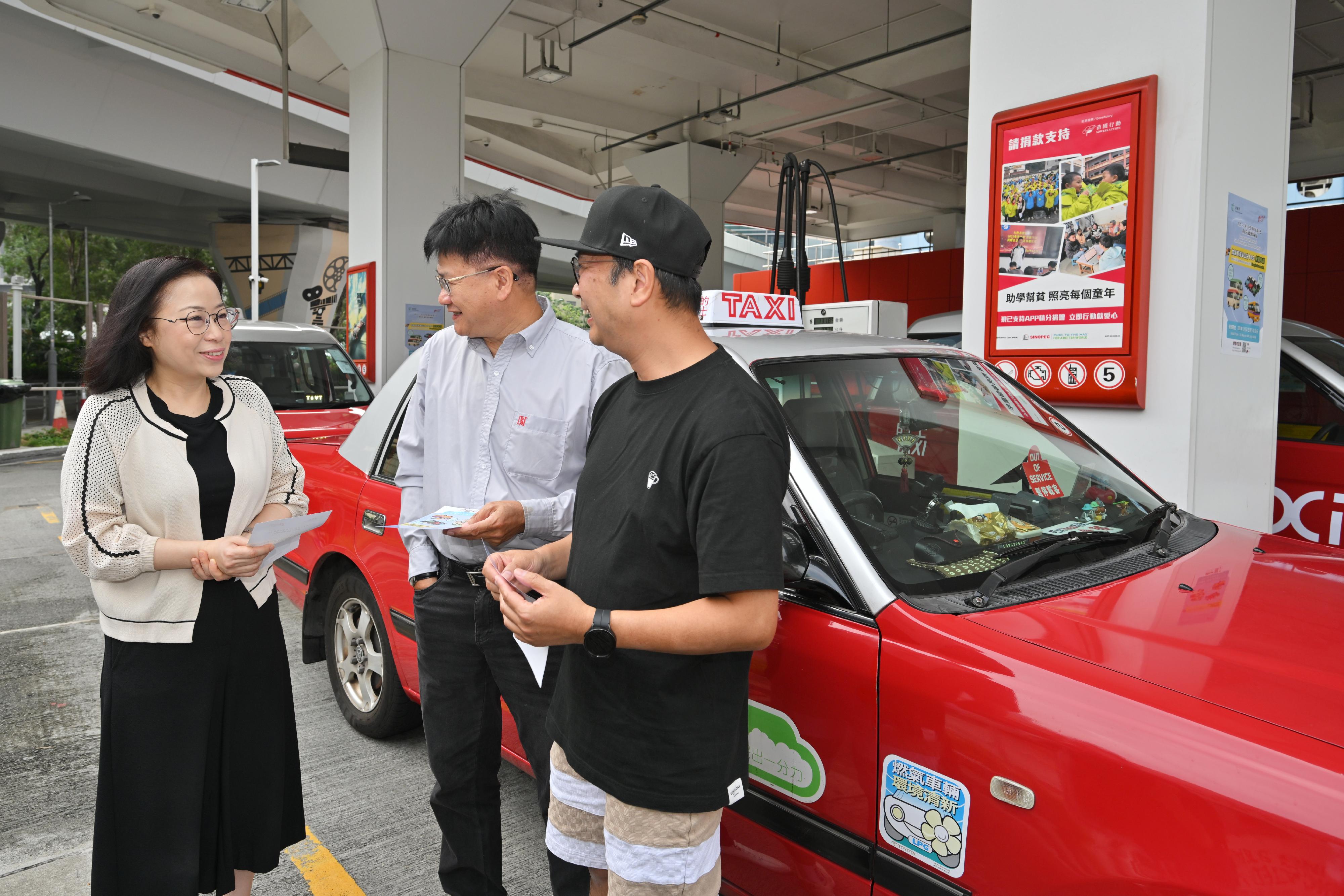 政府已由今日(五月三十一日)零時零分起,向的士、公共小巴及學校私家小巴提供每公升港幣0.5元的液化石油氣燃料補貼,為期兩個月。臨時措施至今大致暢順。圖示運輸署署長謝詠誼(左)視察九龍灣一個專用石油氣加氣站,欣悉司機贊同「加氣即減」做法直接便捷。