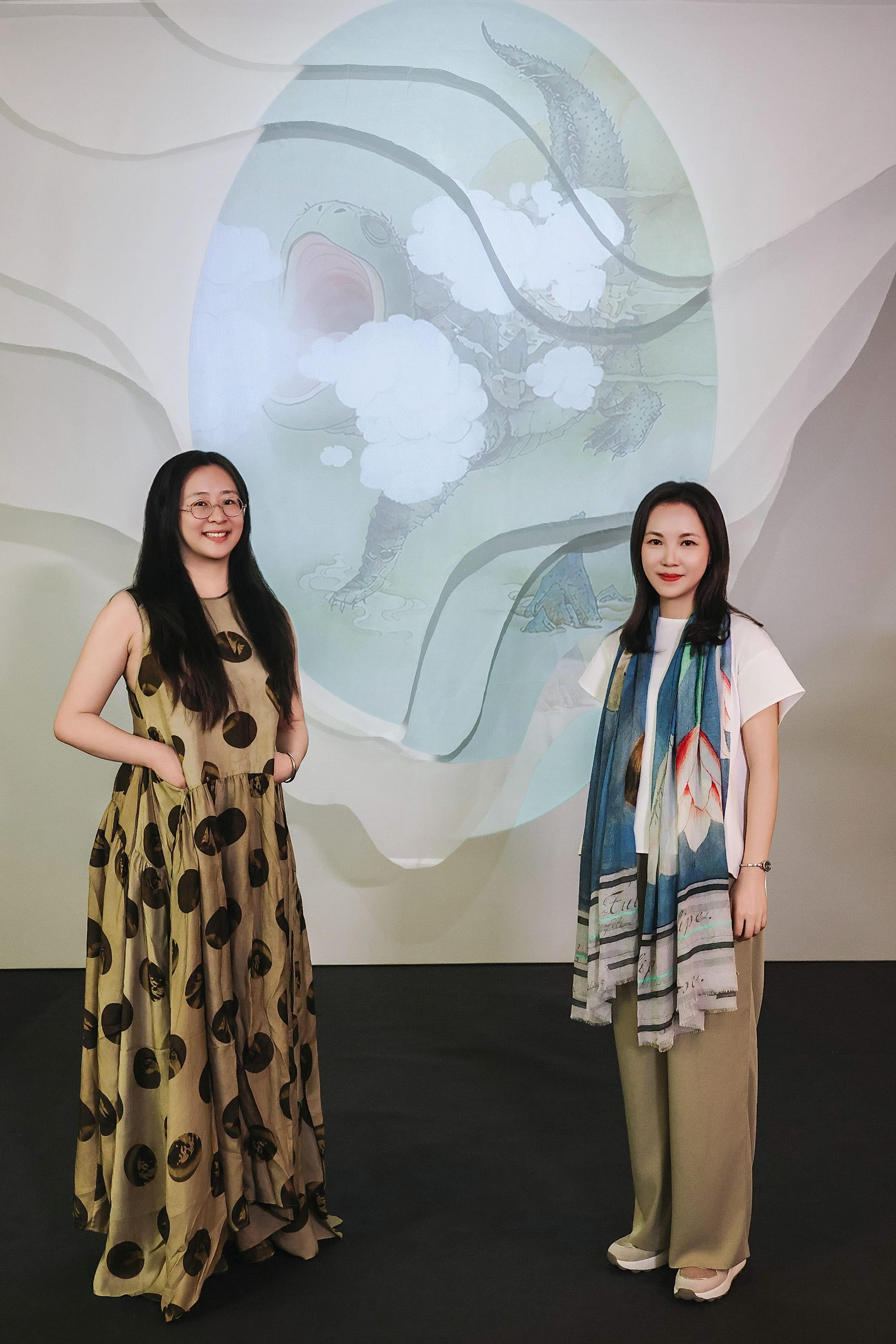 Jointly organised by the Art Promotion Office and the Shenzhen Fringe Art Center, the fifth exhibition "Illusory Landscapes" of the "Ink Art Ensembles" Exhibition Series in the Greater Bay Area (GBA) is on display until July 12 at the Guancheng Art Museum in Dongguan. Photo shows Hong Kong artist Barbara Choi (right) and GBA artist Wen Qiuwen (left), and their artworks "Suspended Mountain" and "The Twilight of Sea Turtle Mountain" in the collaboration zone of the exhibition.