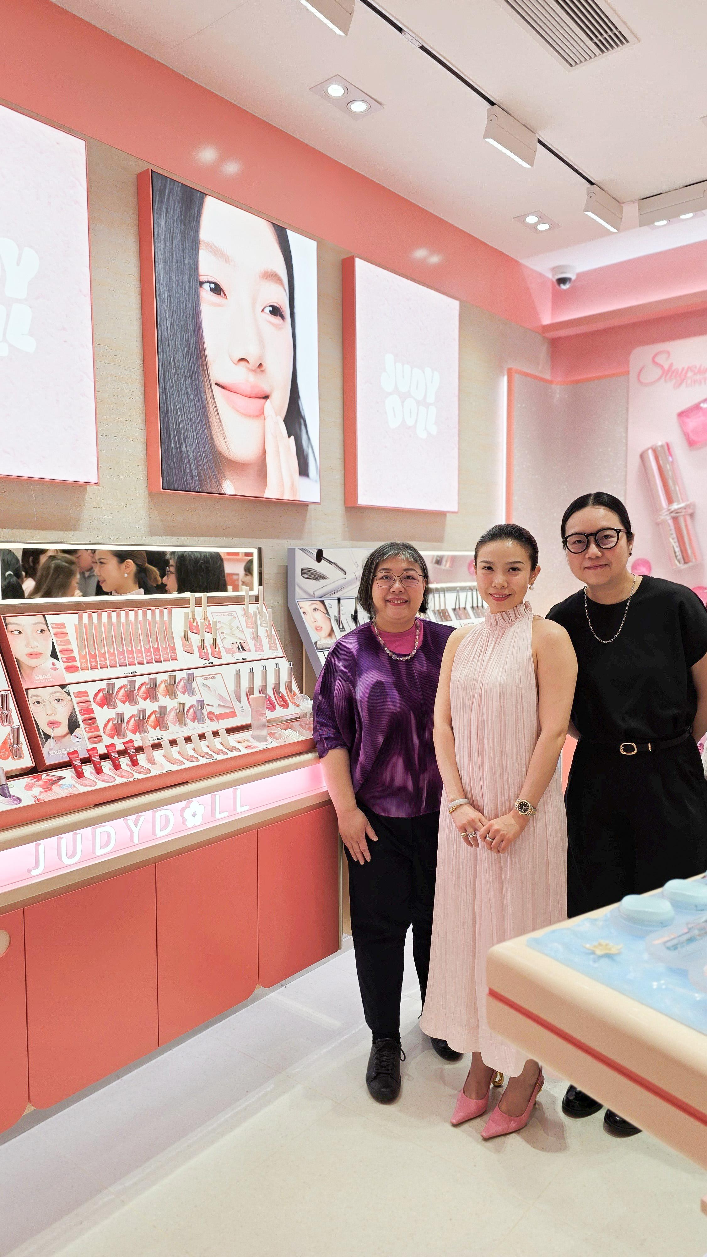 投資推廣署(投資署)今日(六月一日)宣布,內地人氣彩妝品牌JudyDoll開設香港首間實體店。圖示投資署消費品牌及款待首席高級副總裁梁耀云(左)及JudyDoll香港高級銷售及市場經理周培靖(中)於新店合照。