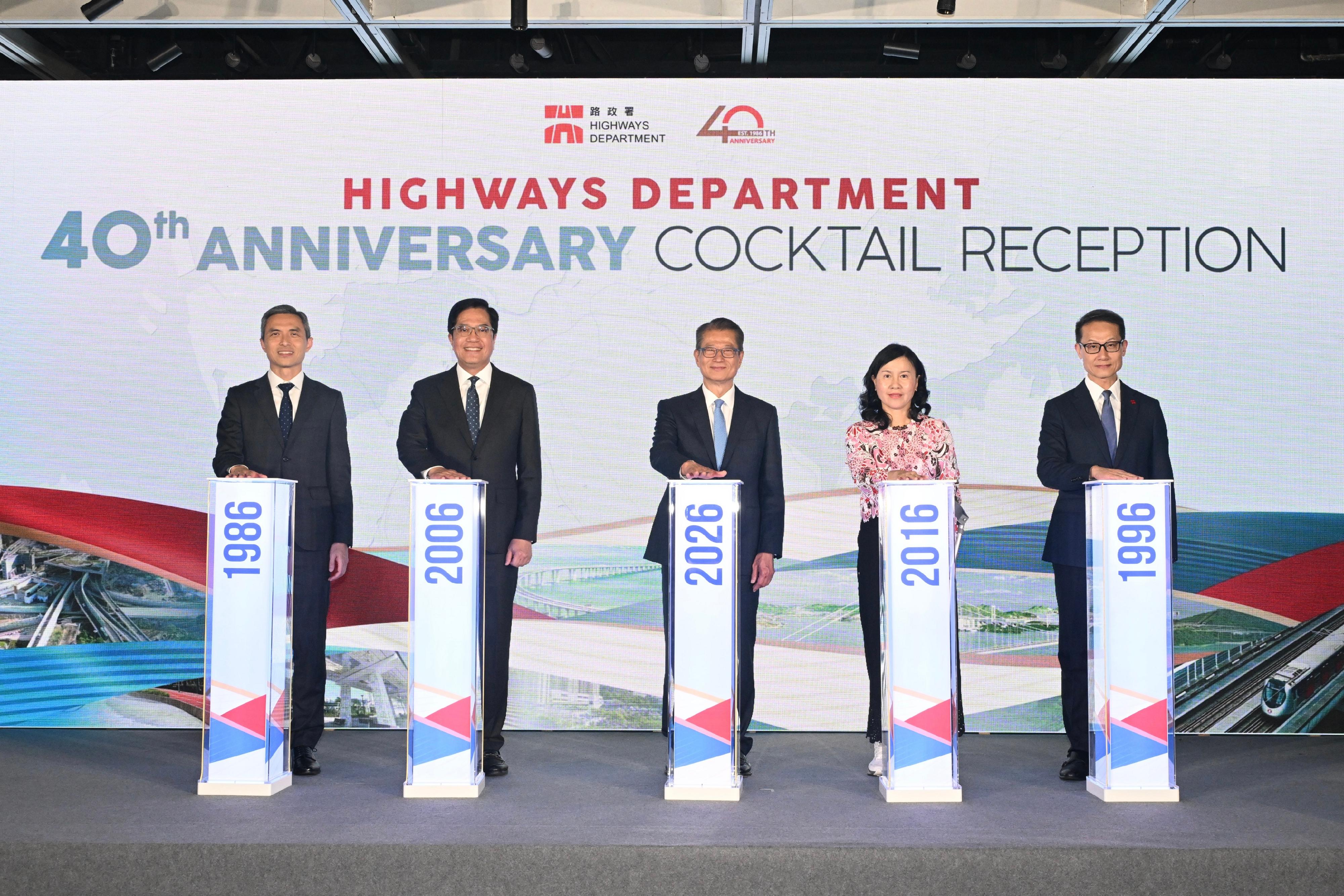 The Highways Department held its 40th Anniversary celebration ceremony today (June 1). Photo shows the Financial Secretary, Mr Paul Chan (centre); the Deputy Financial Secretary, Mr Michael Wong (second left); the Secretary for Transport and Logistics, Ms Mable Chan (second right); the Permanent Secretary for Transport and Logistics, Mr Vic Yau (left) and the Director of Highways, Mr Tony Yau (right) at the ceremony.