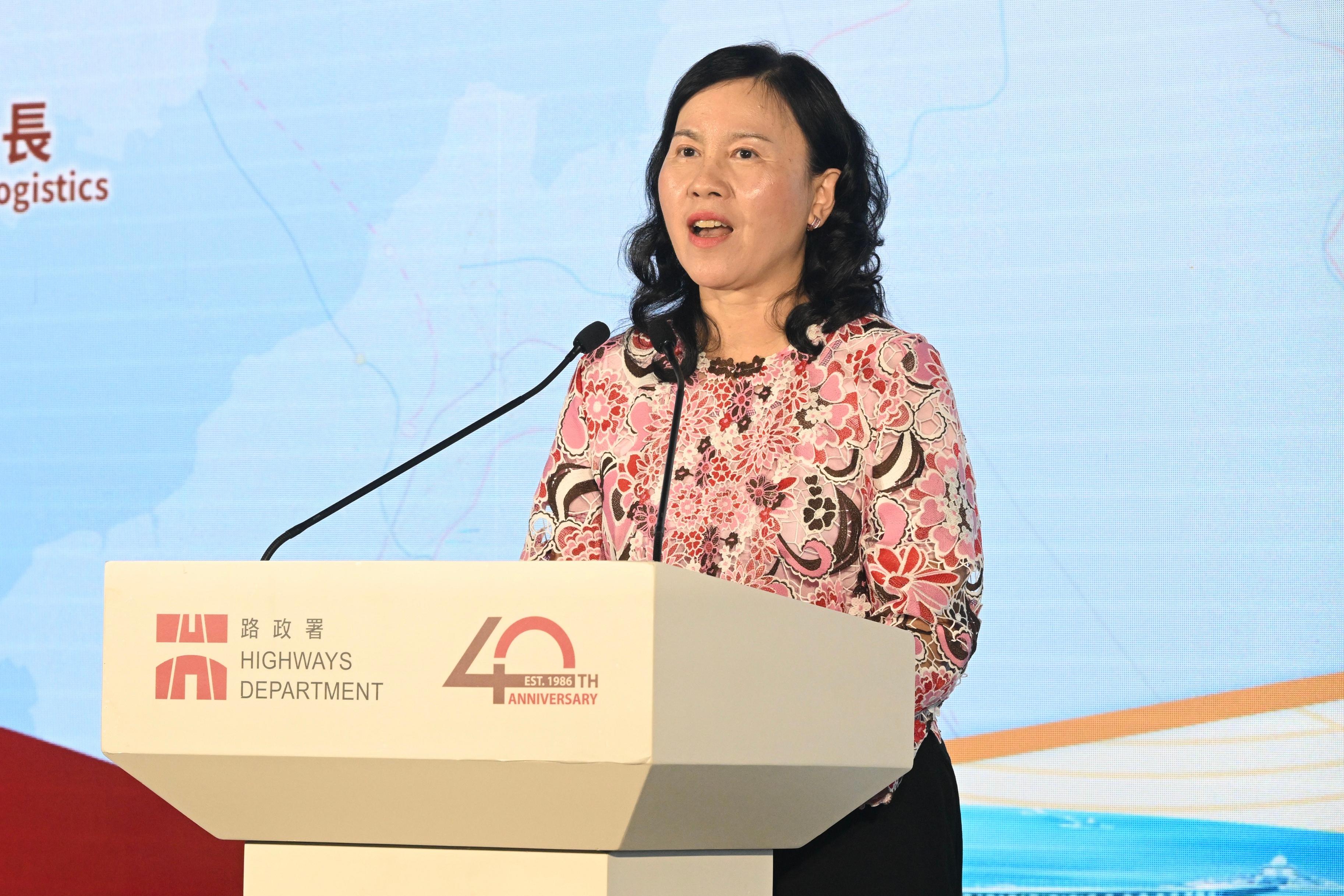 The Highways Department held its 40th Anniversary celebration ceremony today (June 1). Photo shows the Secretary for Transport and Logistics, Ms Mable Chan, speaks at the ceremony.