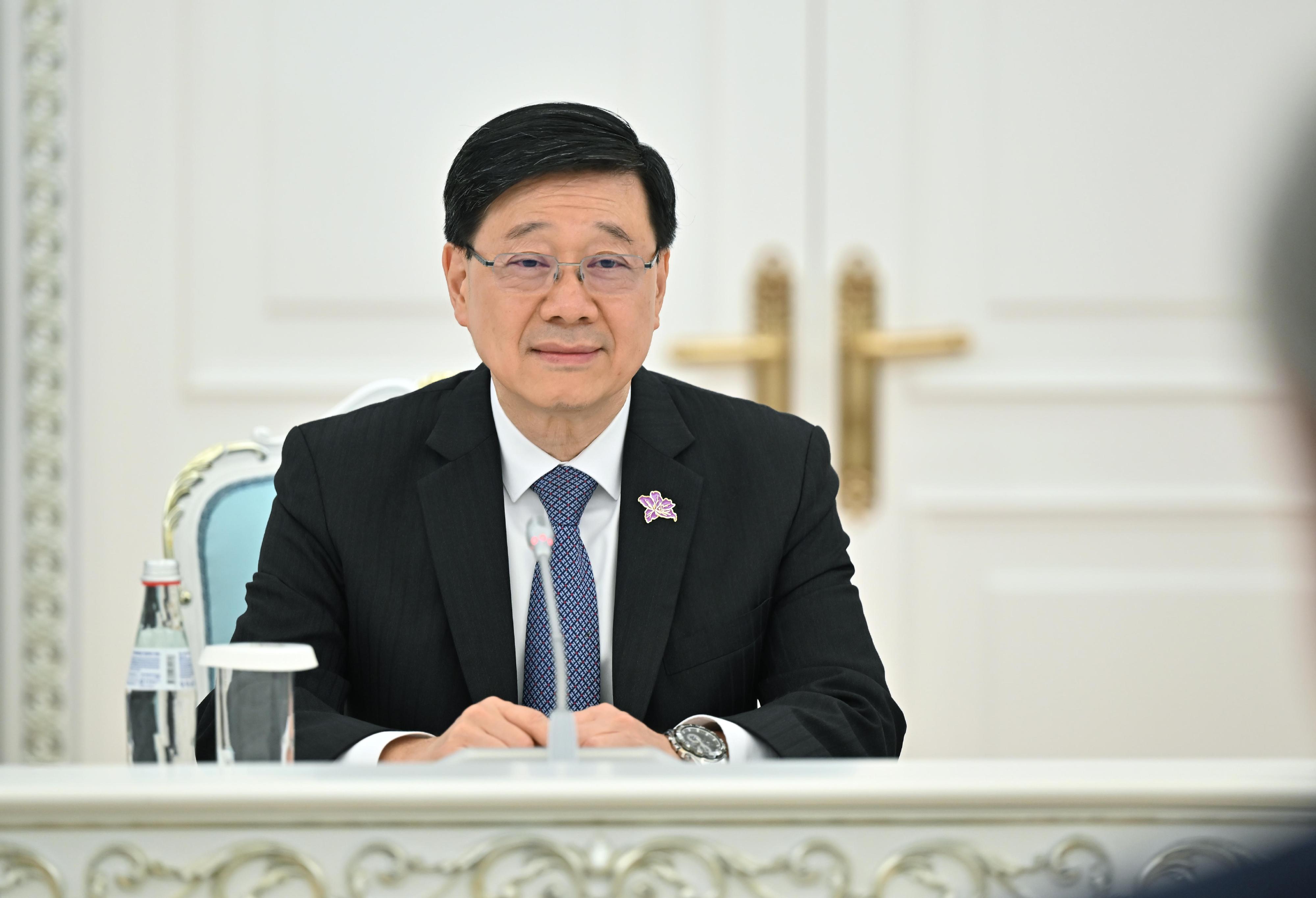 行政長官李家超今日(阿斯塔納時間六月一日)在哈薩克斯坦阿斯塔納與哈薩克斯坦總統托卡耶夫會面,就深化雙邊關係交流意見。