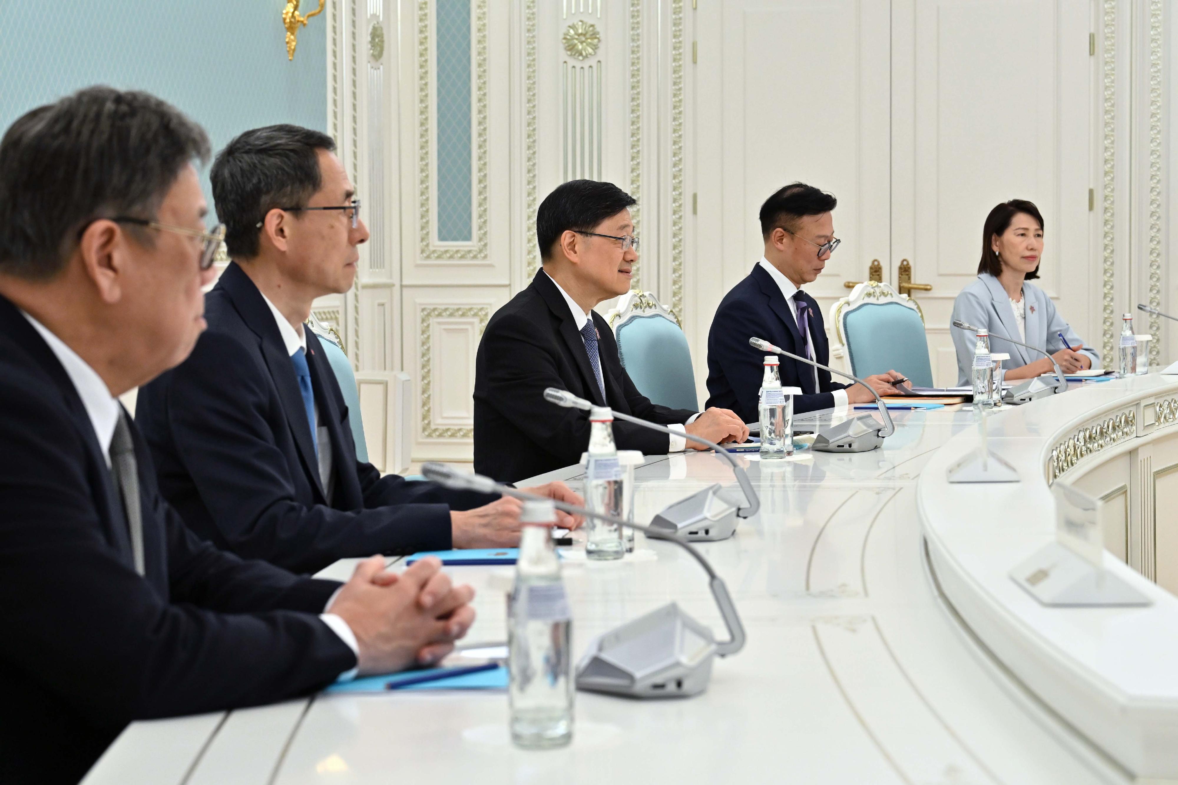 行政長官李家超(中)今日(阿斯塔納時間六月一日)在哈薩克斯坦阿斯塔納與哈薩克斯坦總統托卡耶夫會面,就深化雙邊關係交流意見。旁為中華人民共和國駐哈薩克斯坦共和國特命全權大使韓春霖(左二)、律政司副司長張國鈞博士(右二)、商務及經濟發展局局長丘應樺(左一)和行政長官辦公室主任葉文娟(右一)。