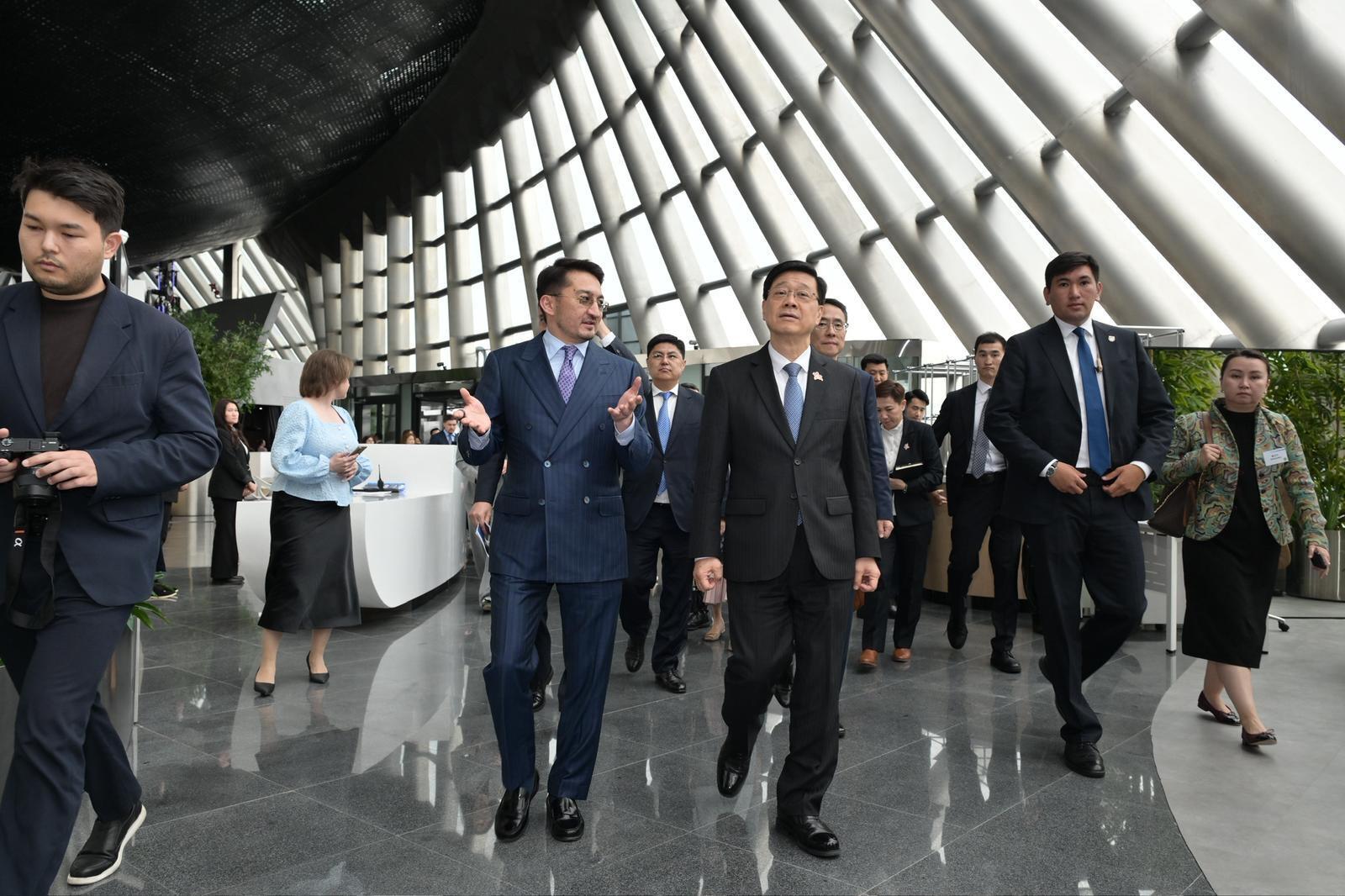行政長官李家超(前排右)今日(阿斯塔納時間六月一日)到訪阿斯塔納樞紐,了解哈薩克斯坦在人工智能領域的最新發展。旁為哈薩克斯坦副總理兼人工智能和數字發展部部長馬季耶夫(前排左)。