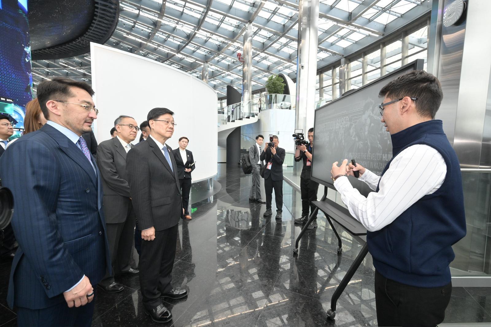 行政長官李家超(左三)今日(阿斯塔納時間六月一日)到訪阿斯塔納樞紐,了解哈薩克斯坦在人工智能領域的最新發展。旁為哈薩克斯坦副總理兼人工智能和數字發展部部長馬季耶夫(左一)。