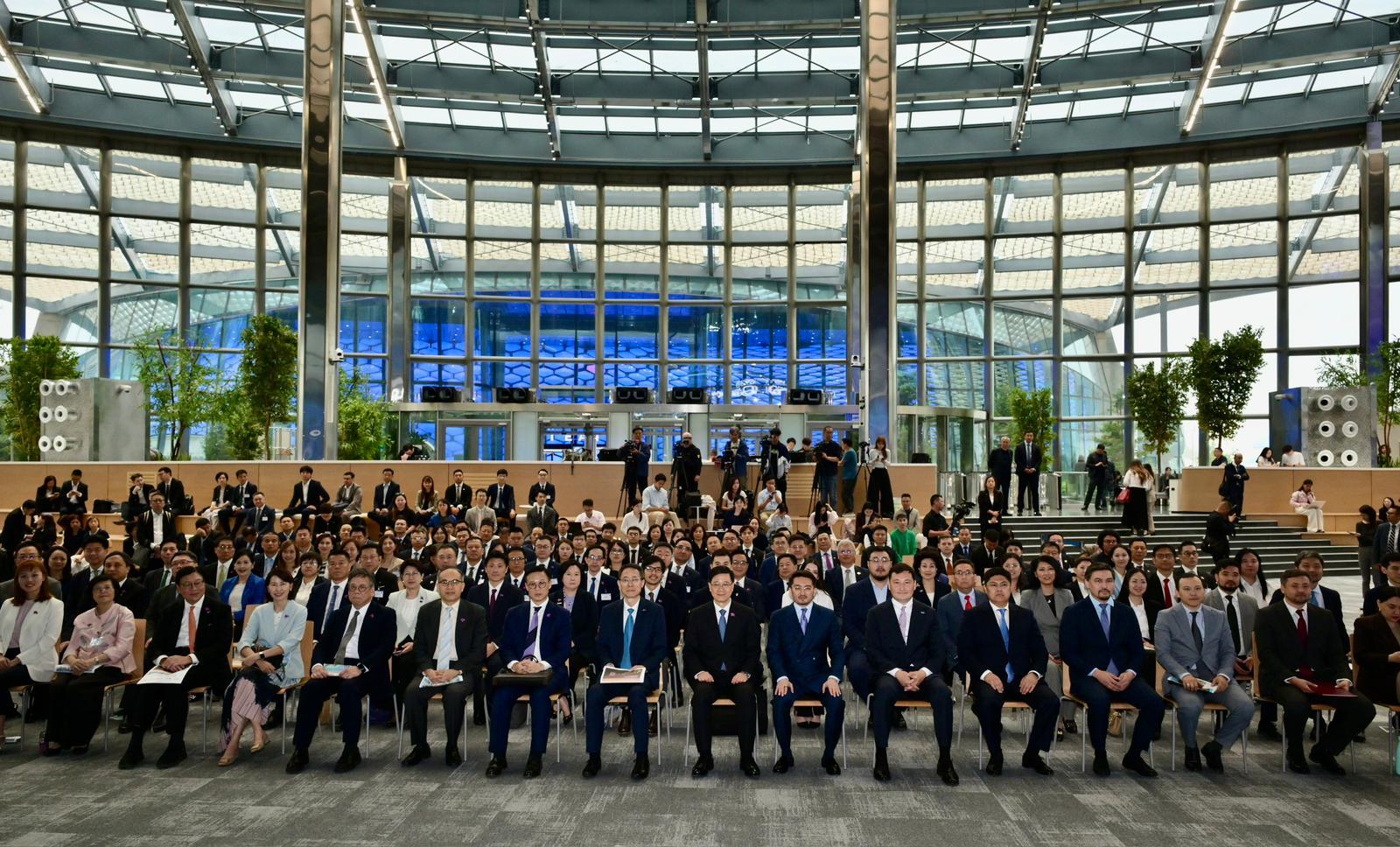 行政長官李家超今日(阿斯塔納時間六月一日)到訪阿斯塔納樞紐,並見證雙方機構交換合作備忘錄。圖示李家超(第一排左九) 及一眾嘉賓在儀式合照。