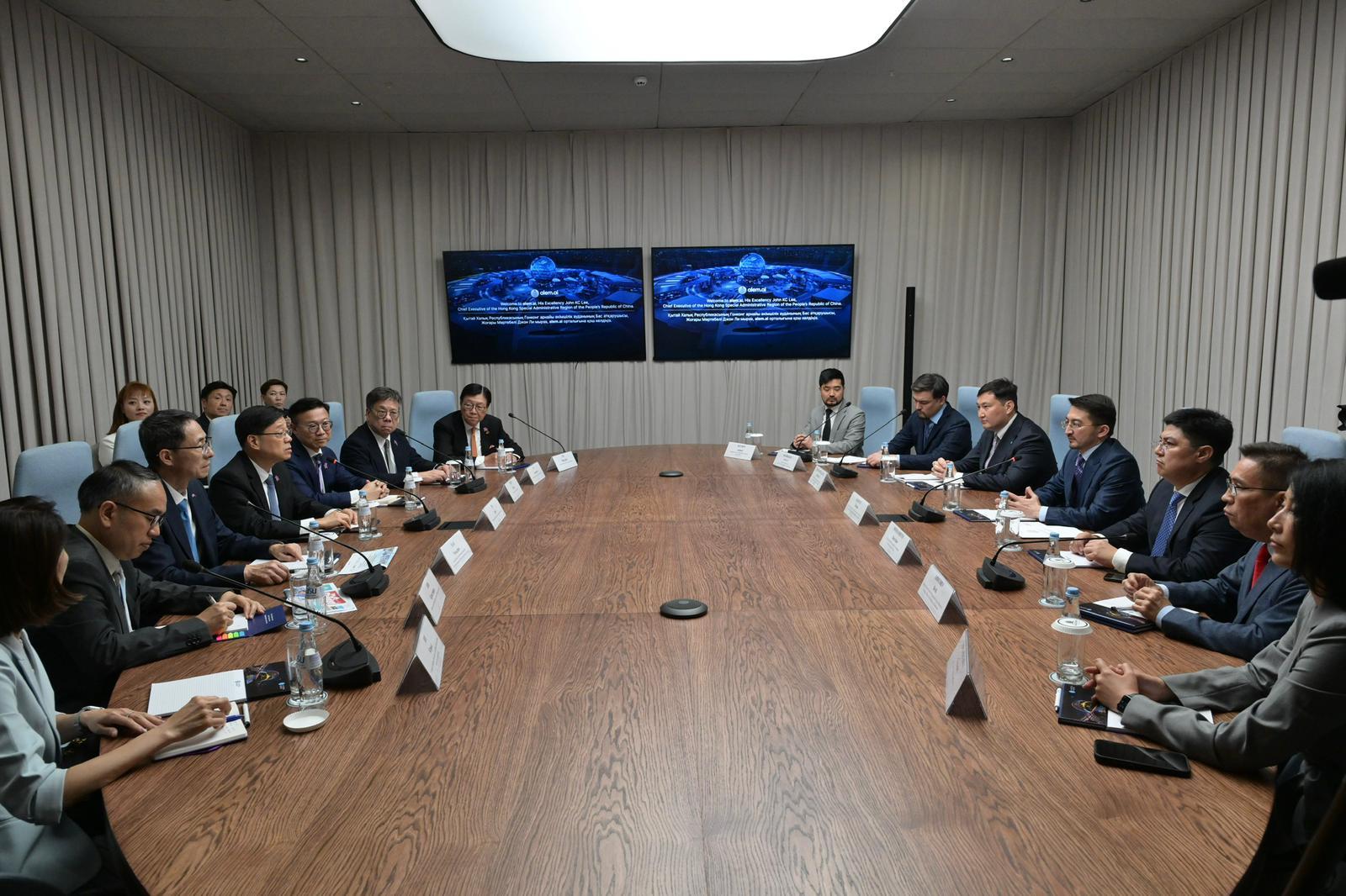 行政長官李家超(左四)今日(阿斯塔納時間六月一日)在哈薩克斯坦到訪阿斯塔納樞紐,並與哈薩克斯坦副總理兼人工智能和數字發展部部長馬季耶夫(右四)會面。旁為中華人民共和國駐哈薩克斯坦共和國特命全權大使韓春霖(左三)、律政司副司長張國鈞博士(左五)、財經事務及庫務局局長許正宇(左二)、商務及經濟發展局局長丘應樺(左六)、行政長官辦公室主任葉文娟(左一)和香港貿易發展局主席馬時亨教授(左七)。