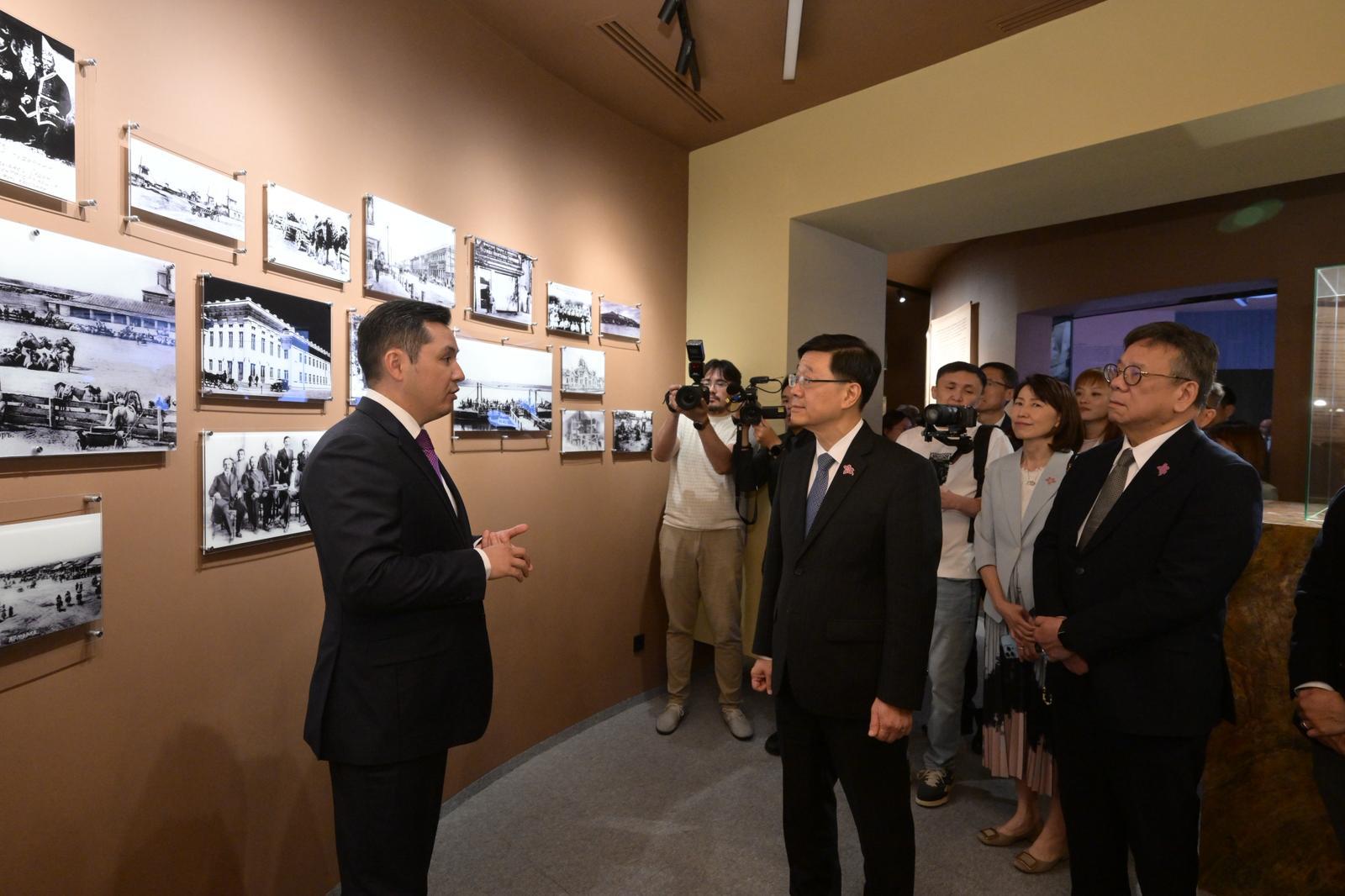 行政長官李家超(前排中)今日(阿斯塔納時間六月一日)到訪阿斯塔納國際金融中心,了解哈薩克斯坦推動非銀行金融領域發展的經驗。