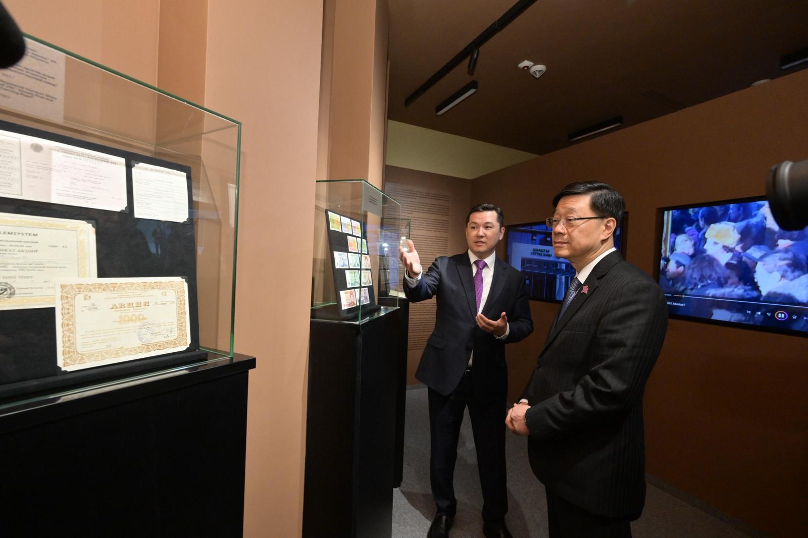 行政長官李家超(右)今日(阿斯塔納時間六月一日)到訪阿斯塔納國際金融中心,了解哈薩克斯坦推動非銀行金融領域發展的經驗。