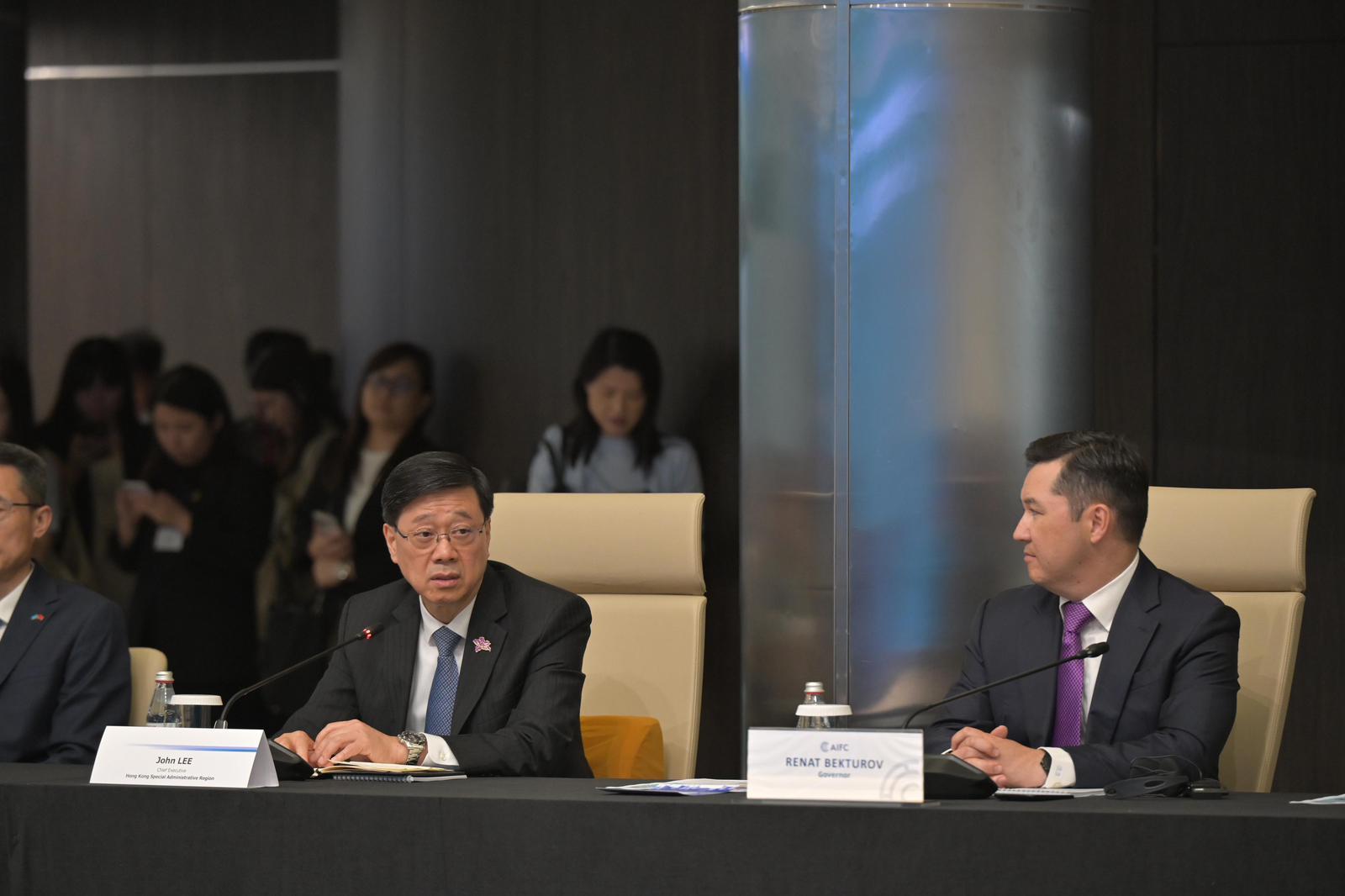 The Chief Executive, Mr John Lee, today (June 1, Astana time) visited the Astana International Financial Centre (AIFC) in Kazakhstan. Photo shows Mr Lee (left) speaking at the exchange session. On his right is the Governor of the AIFC, Mr Renat Bekturov.