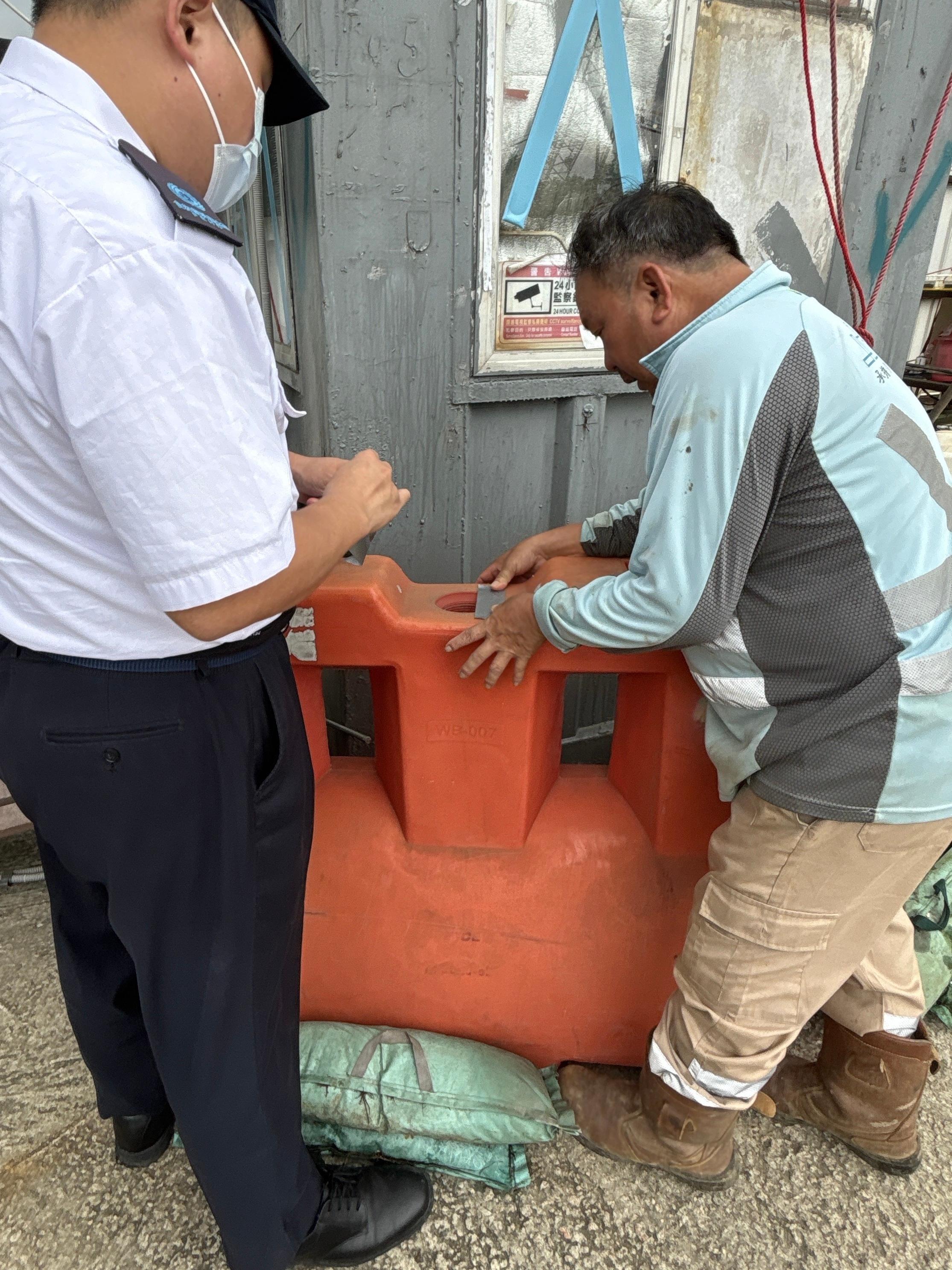 The Food and Environmental Hygiene Department (FEHD) today (June 1) released the sixth batch of gravidtrap indexes and density indexes for Aedes albopictus in May, covering 19 survey areas. Photo shows an FEHD staff member inspecting a construction site in Sai Kung Town, Sai Kung District, and providing the site management staff member with advice and technical support on mosquito prevention and control.
