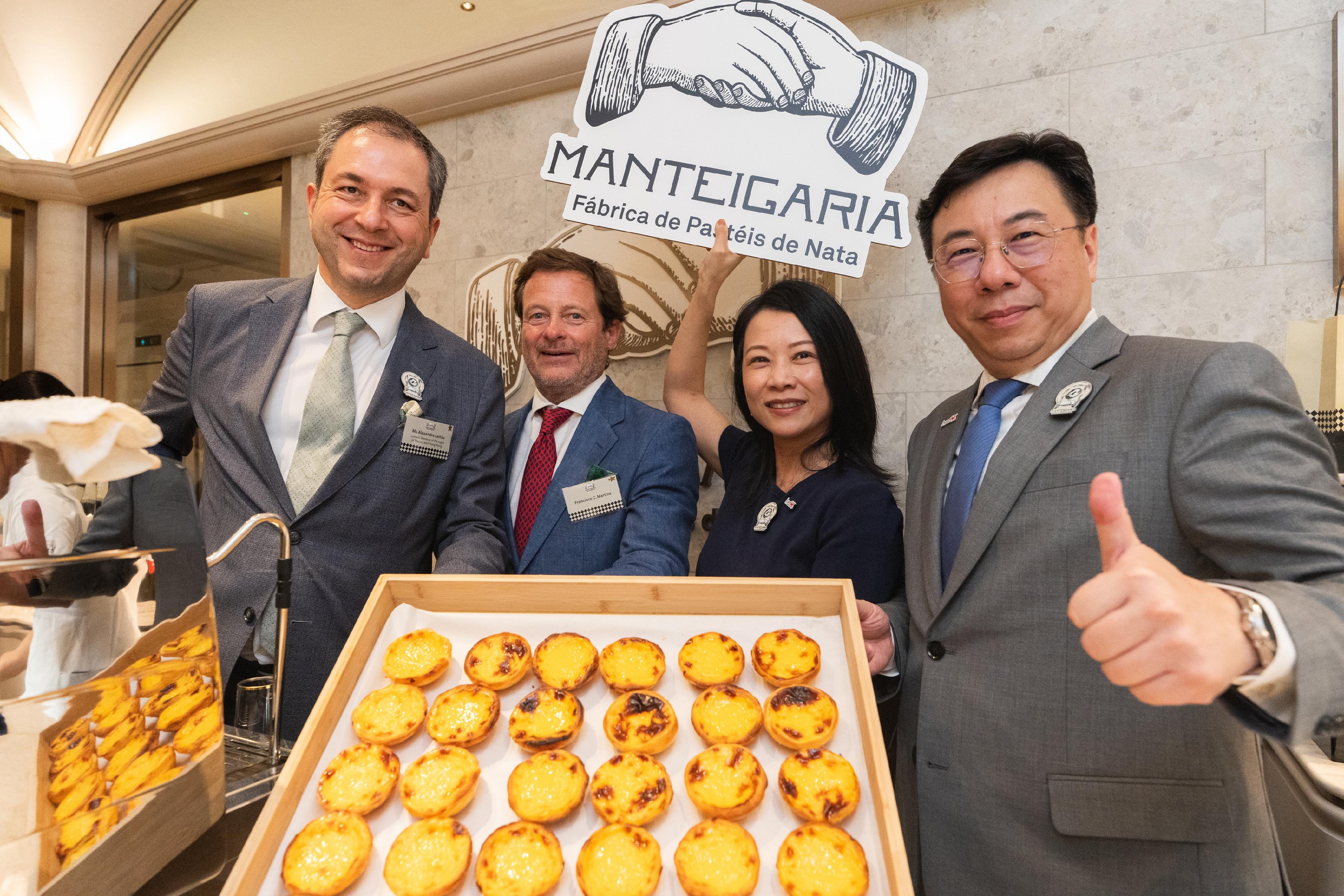Invest Hong Kong (InvestHK) announced today (June 2) that Manteigaria, the Portuguese bakery brand renowned for its freshly baked Pastéis de Nata (original Portuguese egg tarts), has officially opened its first Hong Kong store in Central. Photo shows the Acting Director-General of Investment Promotion of InvestHK, Mr Arnold Lau (first right); the Consul-General of Portugal in Macau and Hong Kong, Mr Alexandre Leitão (first left); the Chief Executive Officer of restaurant group Portugália Restauração, Mr Francisco Carvalho Martins (second left); and the Head of Consumer and Hospitality of InvestHK, Ms Sindy Wong (second right), at Manteigaria Hong Kong's opening ceremony. They are holding a batch of freshly baked Portuguese egg tart in the new store.