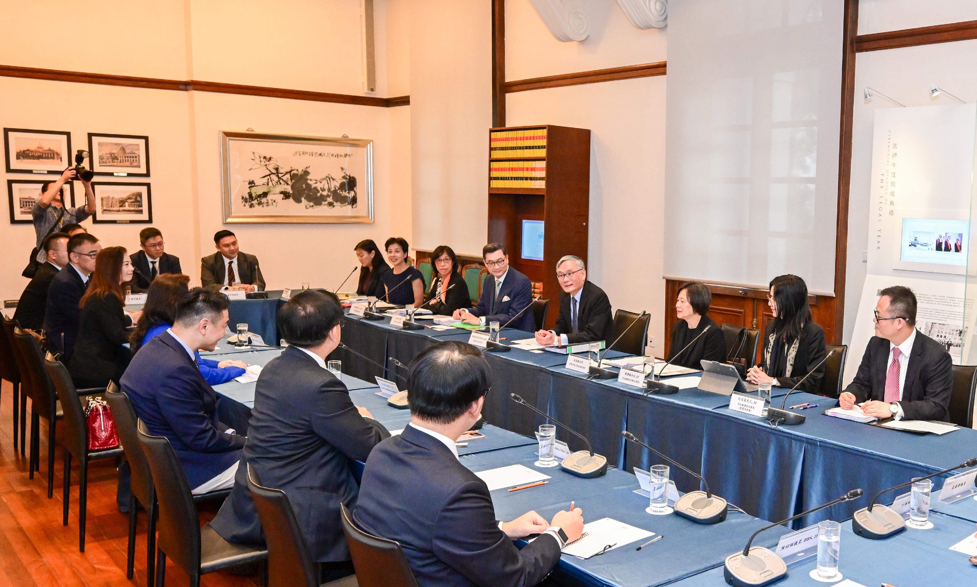 Members of the Legislative Council Panel on Administration of Justice and Legal Services today (June 2) visited the Judiciary and met with Chief Justice Andrew Cheung, Chief Justice of the Court of Final Appeal (fourth right); Mr Justice Jeremy Poon, Chief Judge of the High Court (fifth right); Madam Justice Carlye Chu, Vice-President of the Court of Appeal of the High Court (third right); and Ms Esther Leung, the Judiciary Administrator (sixth right), at the Court of Final Appeal Building.