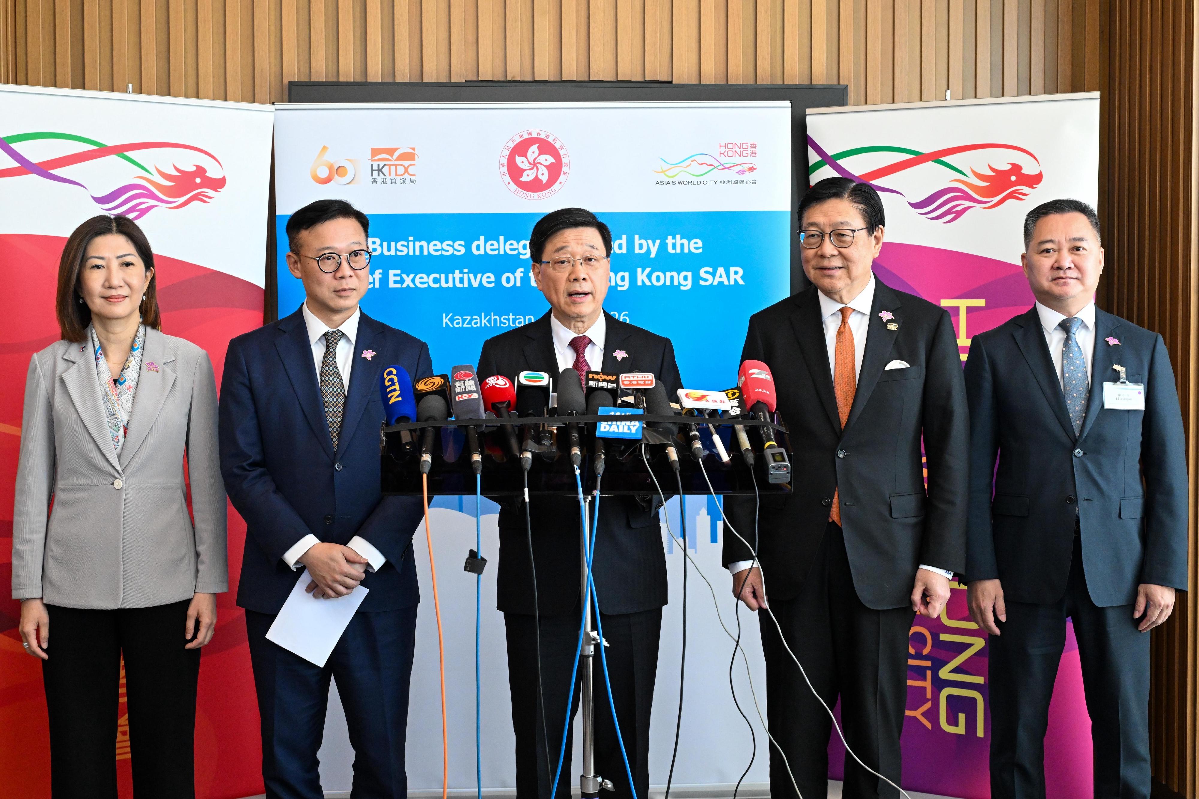 行政長官李家超(中)今日(阿斯塔納時間六月二日)聯同律政司副司長張國鈞博士(左二)、香港貿易發展局主席馬時亨教授(右二)、香港交易及結算所有限公司集團行政總裁陳翊庭(左一)和廣州醫藥集團董事長李小軍(右一)在哈薩克斯坦阿斯塔納會見傳媒。