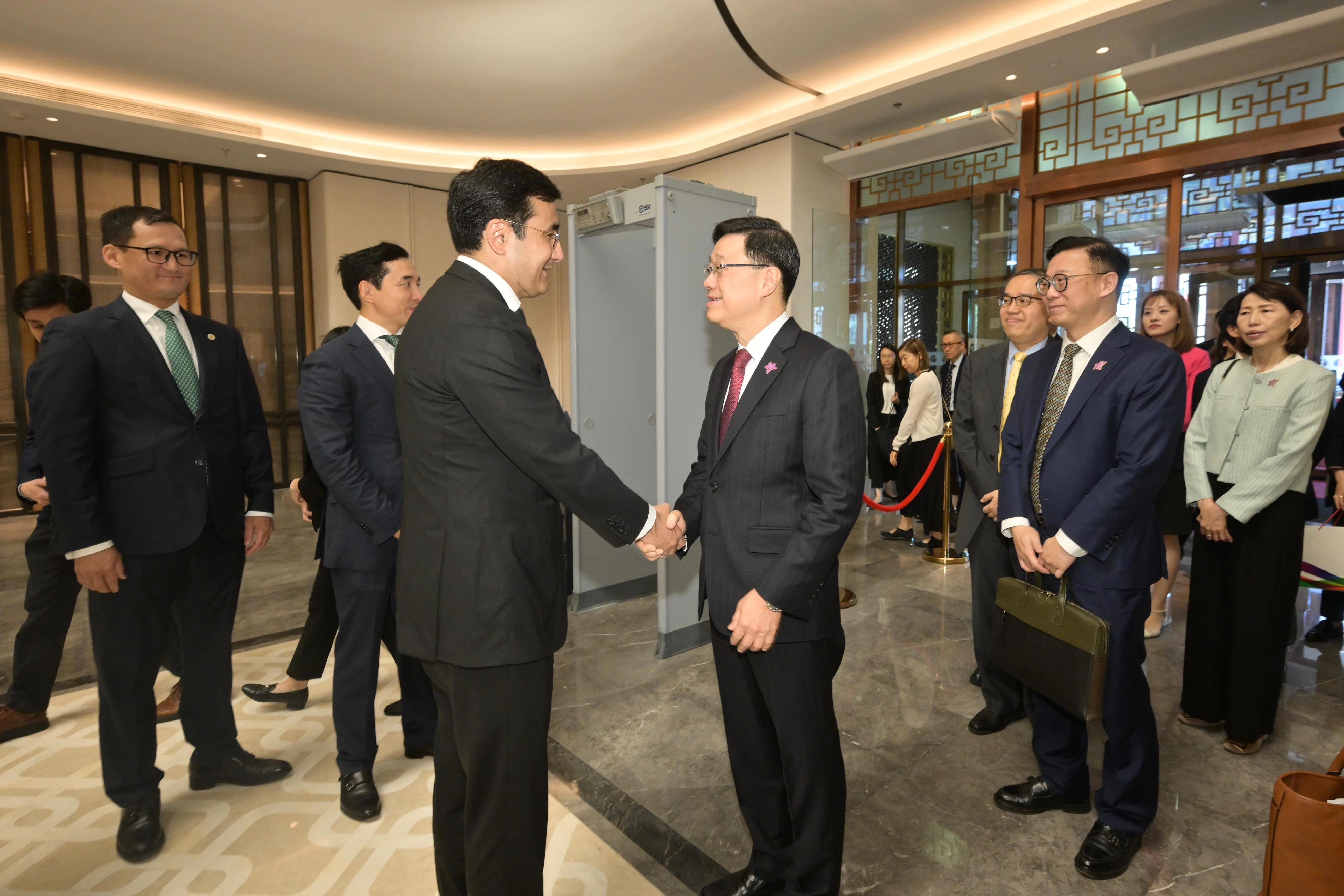 行政長官李家超（右）今日（阿斯塔納時間六月二日）在哈薩克斯坦阿斯塔納與國家投資控股公司Baiterek National Investment Holding進行會議，並與公司董事會主席卡拉戈伊申（左）會面。
