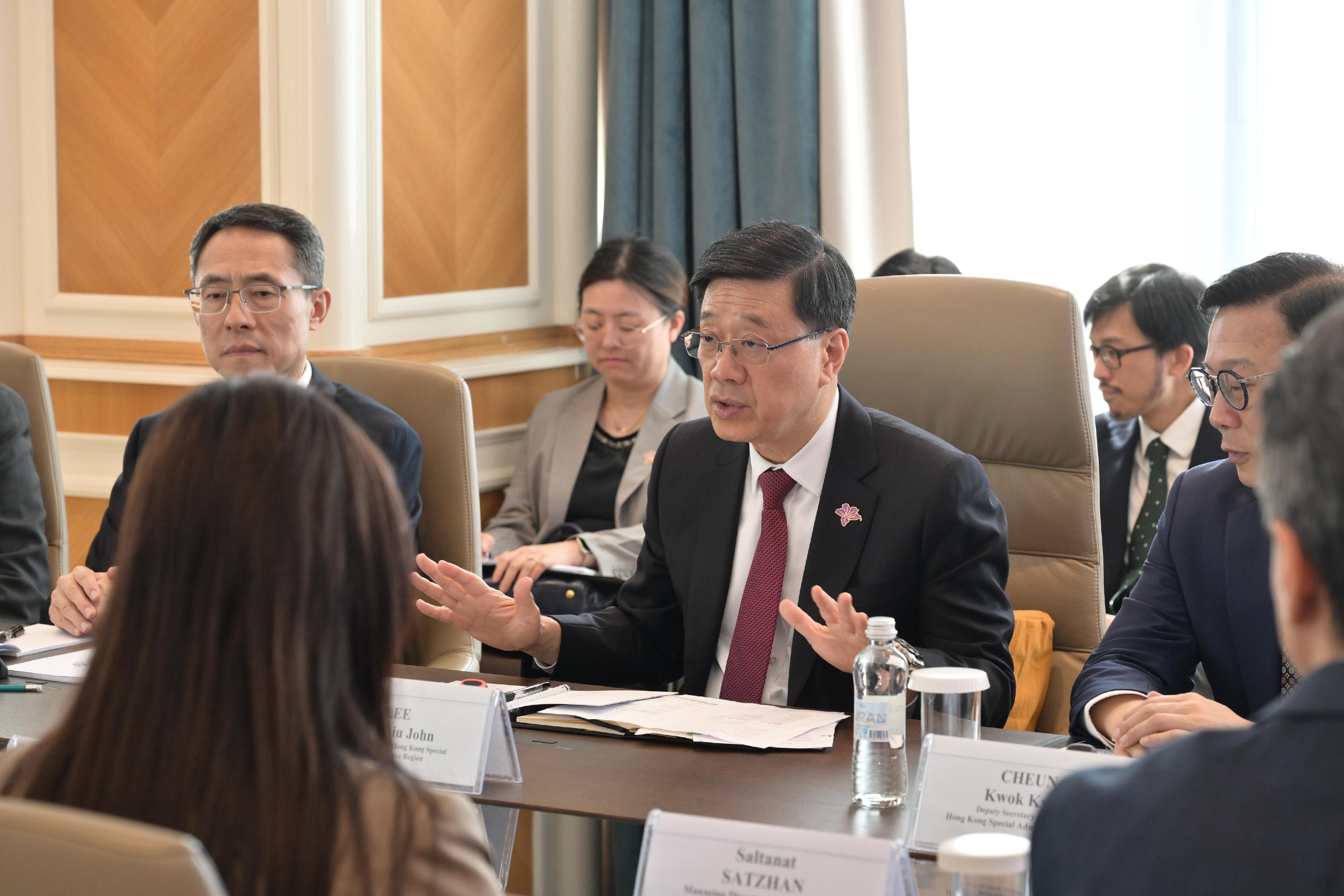 行政長官李家超（中）今日（阿斯塔納時間六月二日）在哈薩克斯坦阿斯塔納與哈薩克斯坦國家主權財富基金Samruk-Kazyna行政總裁Nurlan Zhakupov會面。