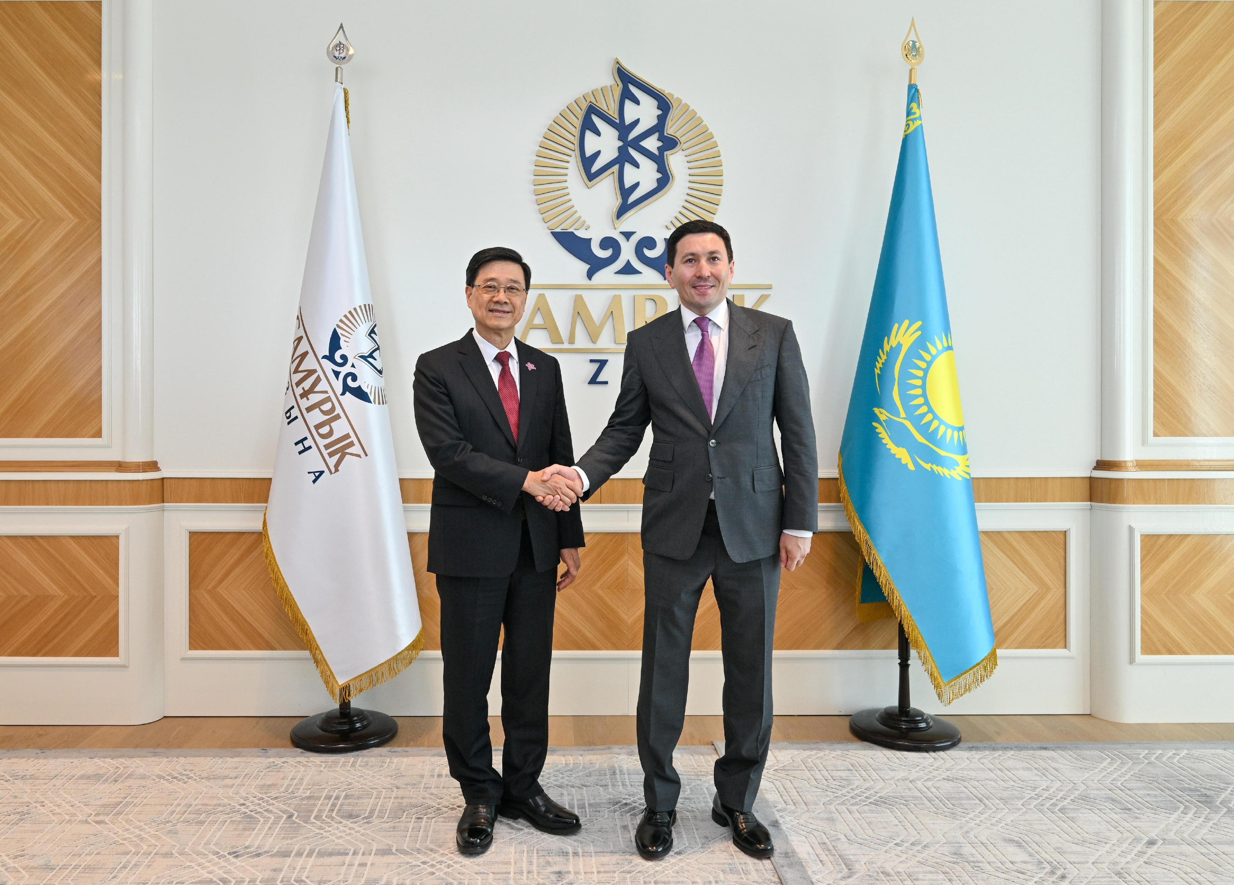 行政長官李家超（左）今日（阿斯塔納時間六月二日）在哈薩克斯坦阿斯塔納與哈薩克斯坦國家主權財富基金Samruk-Kazyna行政總裁Nurlan Zhakupov（右）會面。