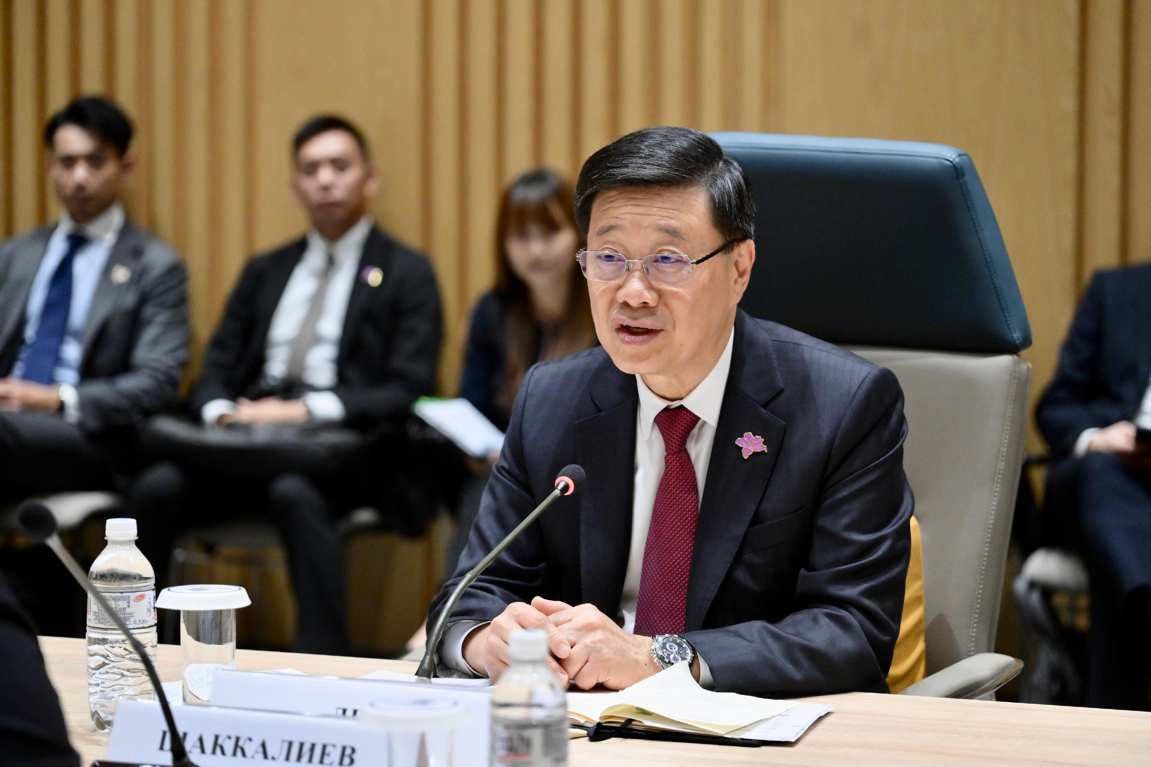 行政長官李家超今日（阿斯塔納時間六月二日）在哈薩克斯坦阿斯塔納與哈薩克斯坦貿易和一體化部部長沙卡利耶夫會面，就持續深化兩地貿易合作交流意見。
