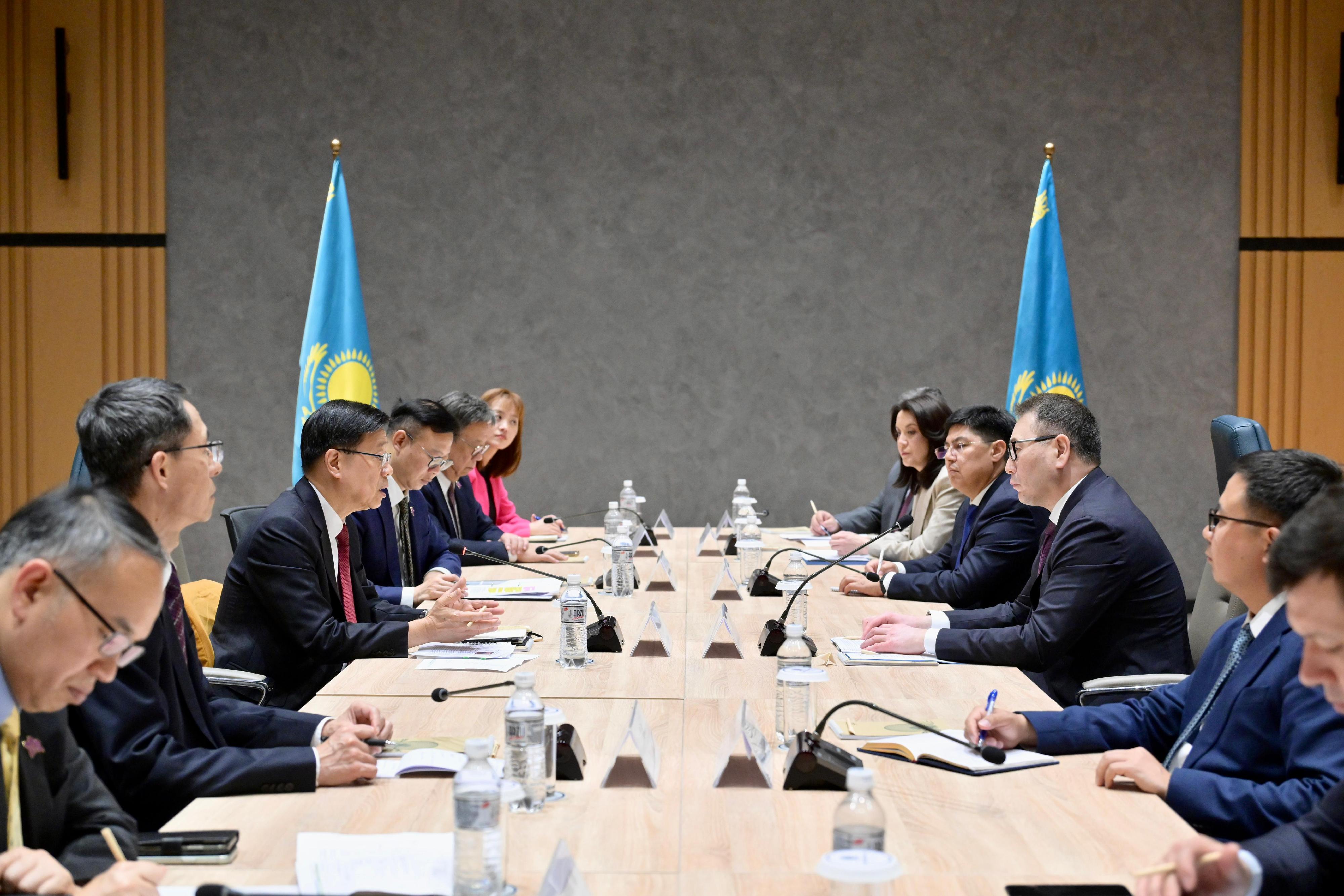 行政長官李家超（左三）今日（阿斯塔納時間六月二日）在哈薩克斯坦阿斯塔納與哈薩克斯坦貿易和一體化部部長沙卡利耶夫（右三）會面，就持續深化兩地貿易合作交流意見。