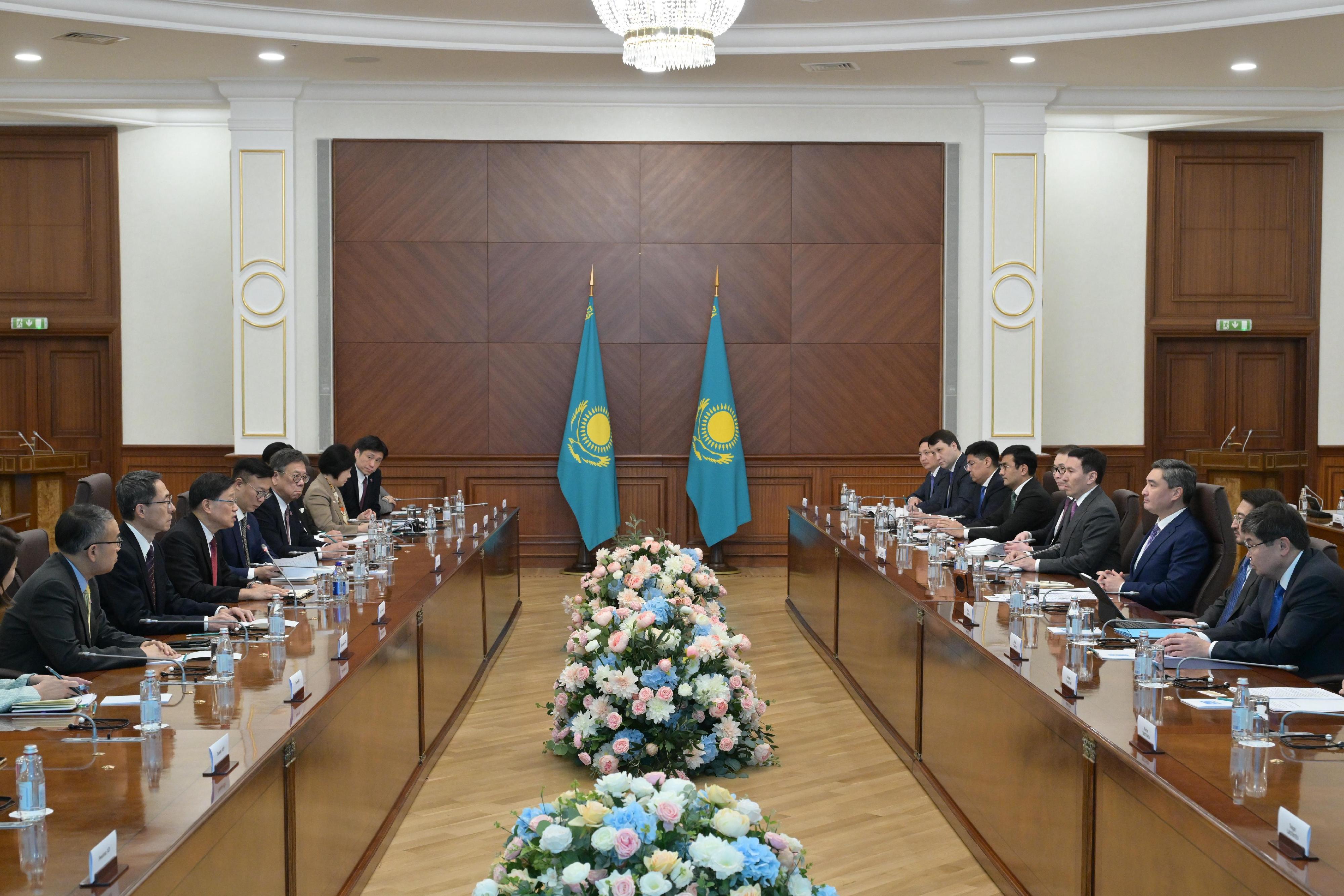 The Chief Executive, Mr John Lee (third left), meets with the Prime Minister of Kazakhstan, Mr Olzhas Bektenov (third right), in Astana, Kazakhstan, today (June 2, Astana time), to exchange views on strengthening co-operation.
