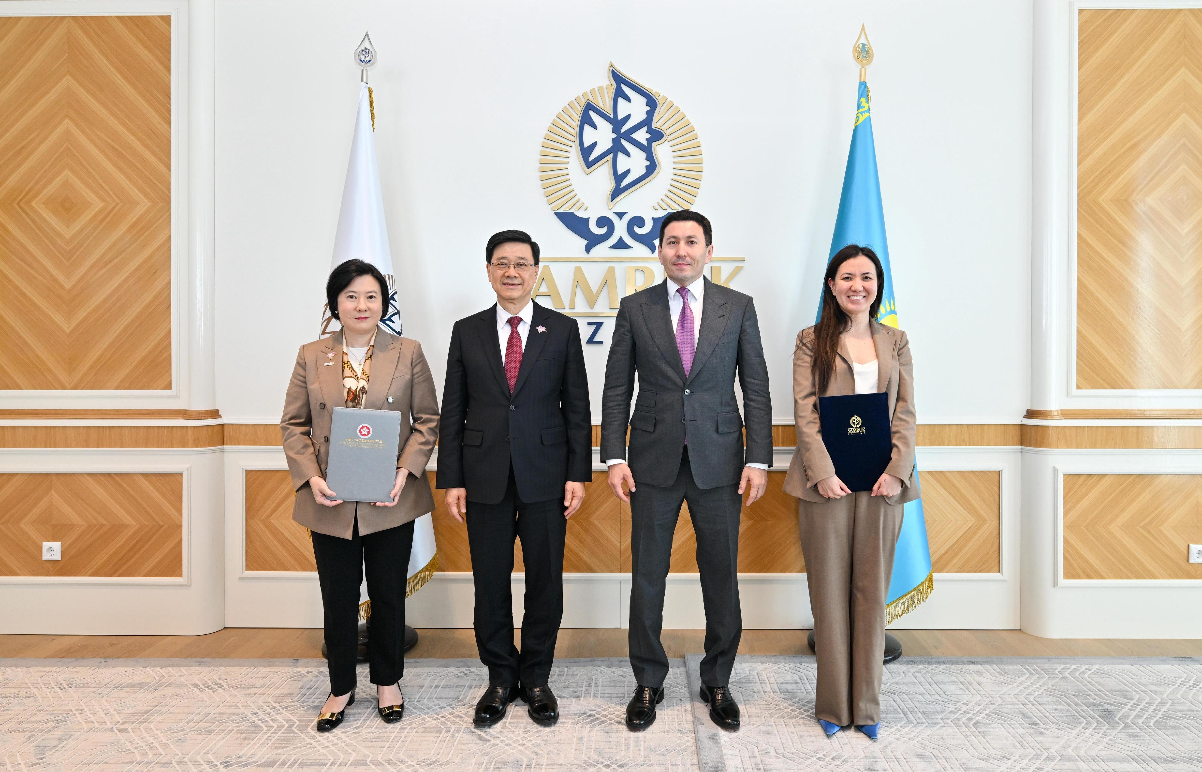 The Chief Executive, Mr John Lee, meets with the Chief Executive Officer of Samruk-Kazyna, Mr Nurlan Zhakupov, in Astana, Kazakhstan, today (June 2, Astana time). Photo shows Mr Lee (second left) and Mr Nurlan Zhakupov (second right) witnessing the exchange of a Memorandum of Understanding between InvestHK and Samruk-Kazyna.