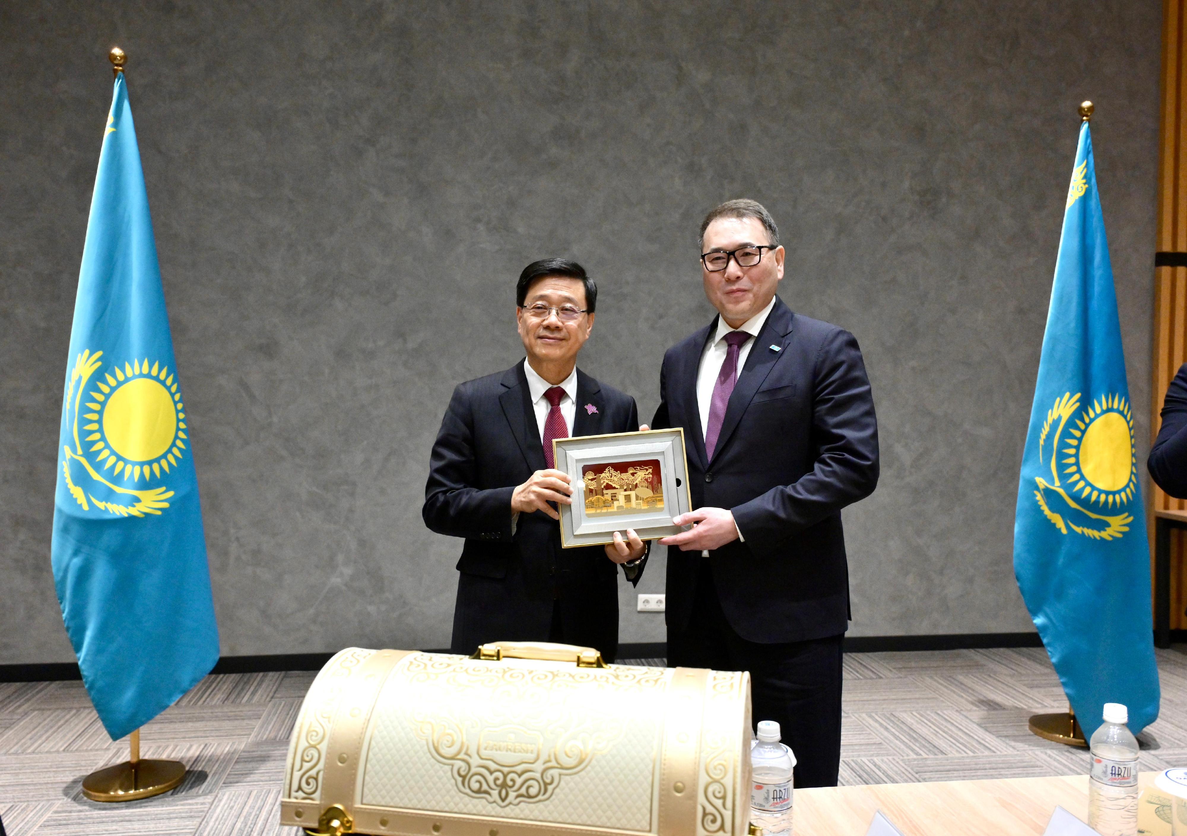 The Chief Executive, Mr John Lee (left), meets with the Minister of Trade and Integration of Kazakhstan, Mr Arman Shakkaliyev (right) to exchange views on further deepening bilateral trade co-operation, today (June 2, Astana time).