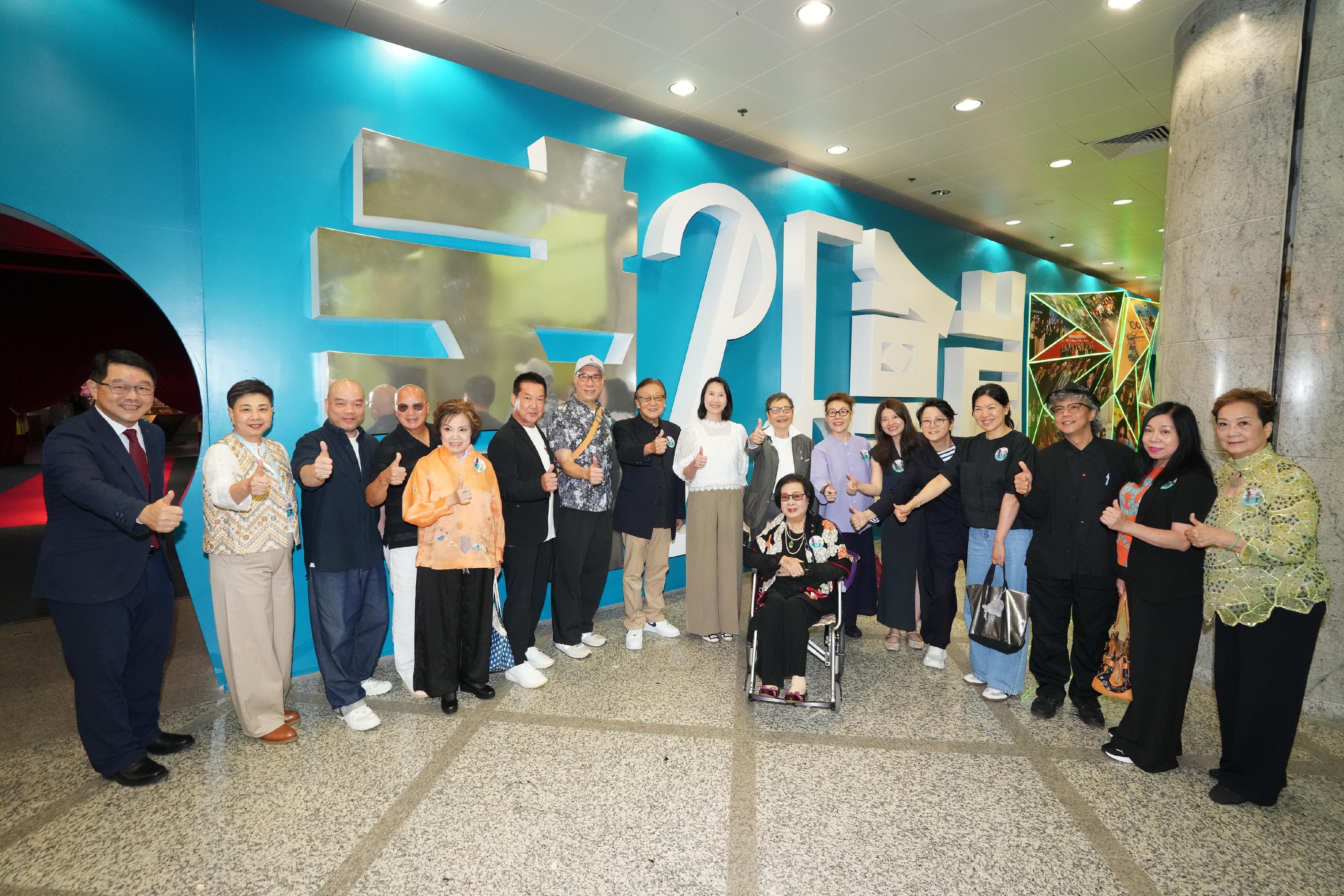 「幸會25歲&mdash;&mdash;香港電影資料館珍藏展」開幕典禮六月二日在香港文化博物館舉行。圖示一眾嘉賓於展覽入口合照。
