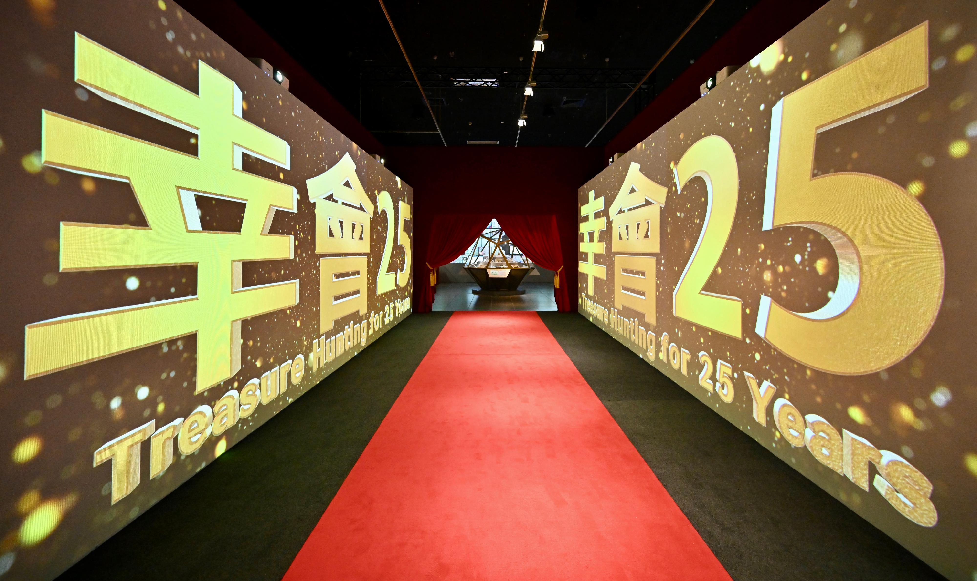 The "Hong Kong Film Archive Stories: Treasure Hunting for 25 Years" exhibition, presented by the Hong Kong Film Archive, will be staged at the Hong Kong Heritage Museum starting from tomorrow (June 3). Photo shows the immersive tunnel display "Starry Portraits at 25" at the exhibition entrance.
