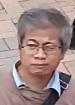 六十七歲男子李文立身高約一點六米，體重約六十五公斤，中等身材，圓面型，黃皮膚及蓄短灰髮。他最後露面時身穿白色長袖上衣、藍色牛仔褲、黑色波鞋、戴眼鏡及攜有一個黑色斜孭袋。