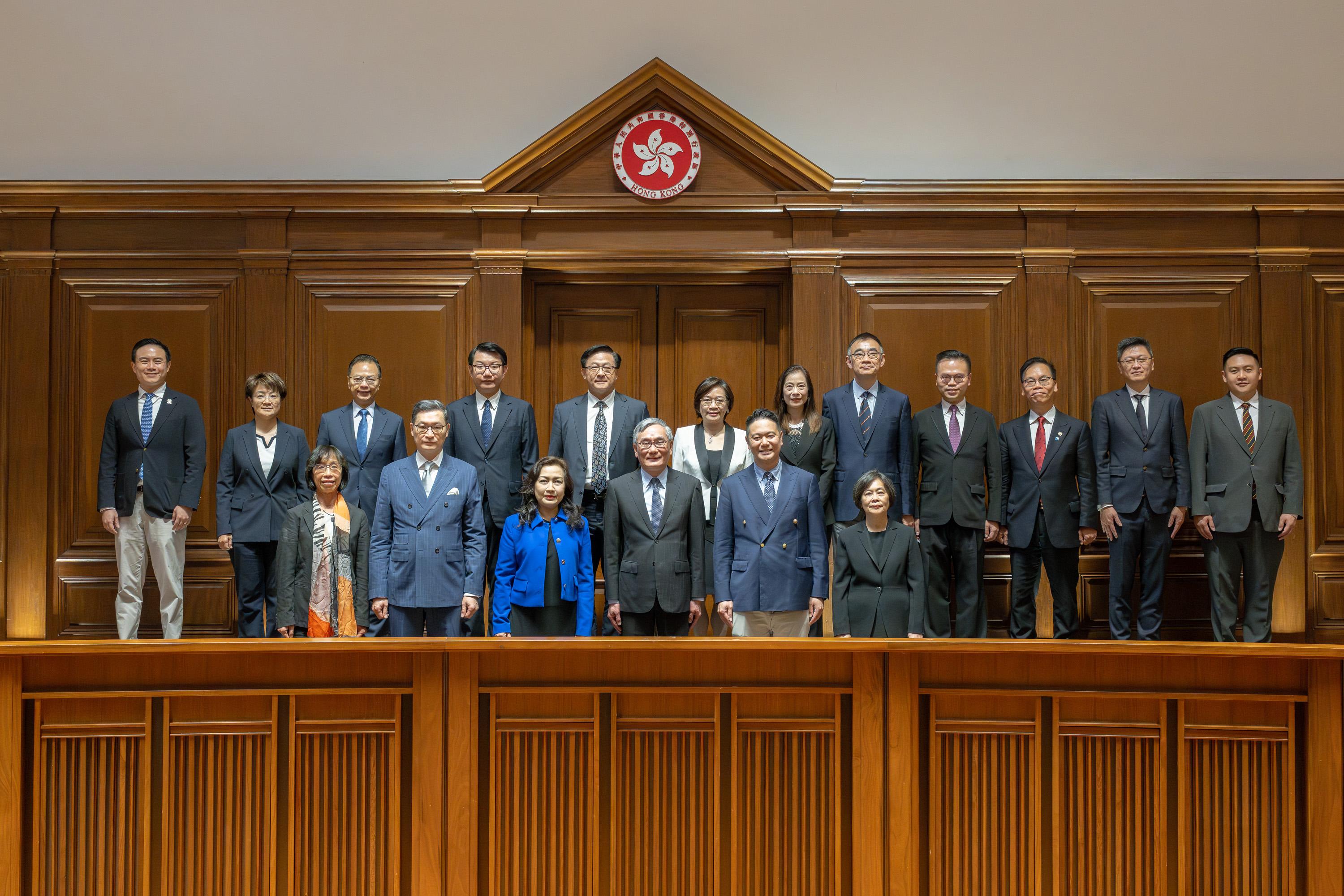 今日(六月二日),立法會司法及法律事務委員會主席簡慧敏(前排左三)、副主席周浩鼎(前排右二)和其他議員與終審法院首席法官張舉能(前排右三)、高等法院首席法官潘兆初(前排左二)及高等法院上訴法庭副庭長朱芬齡(前排右一)合照。