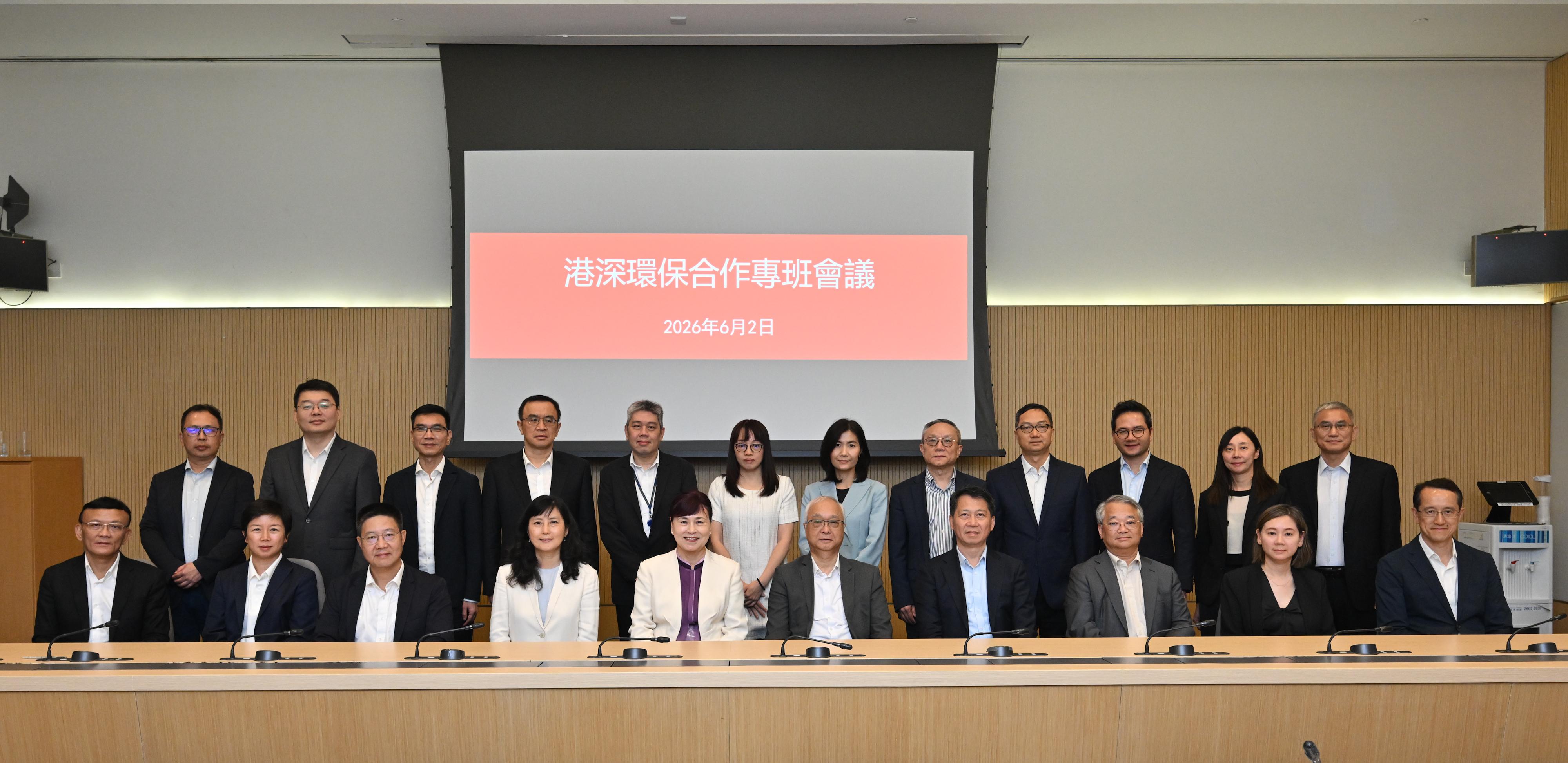 香港特別行政區政府官員與深圳市政府代表團今日(六月二日)在香港舉行港深環保合作專班會議。圖示環境及生態局局長謝展寰(前排右五)、深圳市人民政府副市長張華(前排左五)、環境及生態局常任秘書長(環境)張國財(前排右四)和環境保護署署長徐浩光博士(前排右三)出席會議。