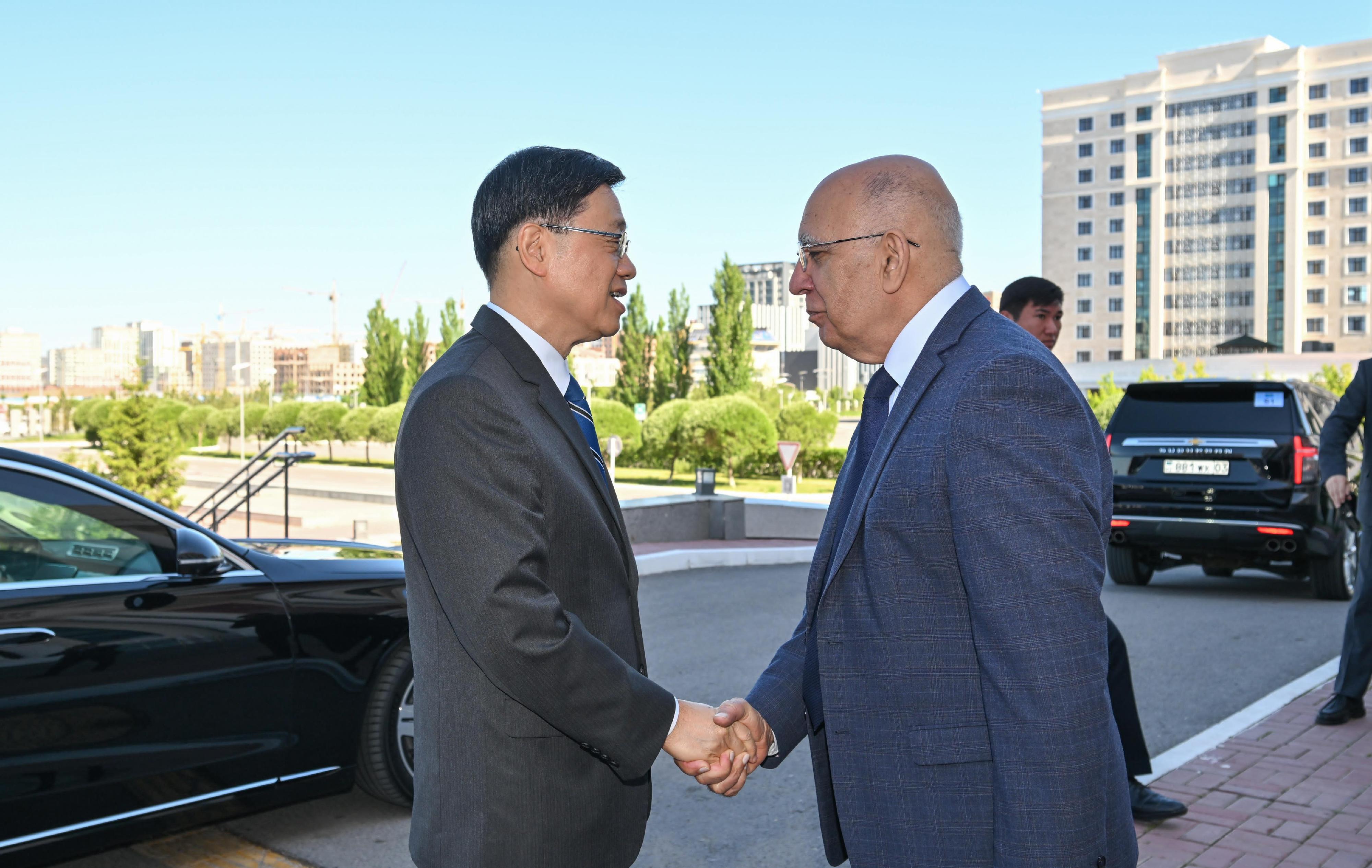 行政長官李家超今日（六月三日）到訪哈薩克斯坦阿斯塔納納扎爾巴耶夫大學。圖示李家超（左）與校長瓦卡爾教授（右）會面，就兩地加強高等教育合作交流意見。