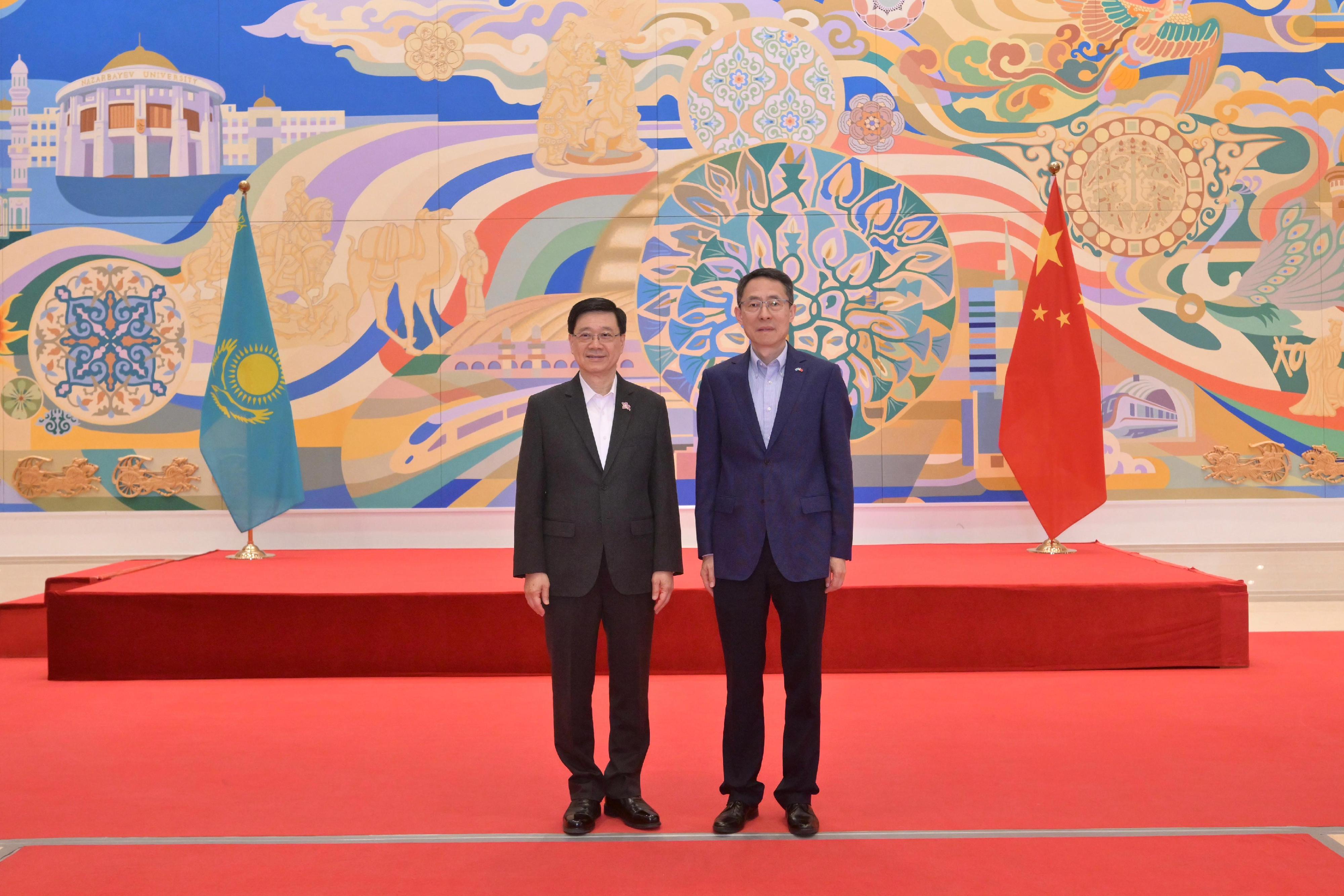 行政長官李家超（左）今日（六月三日）在哈薩克斯坦阿斯塔納出席由中華人民共和國駐哈薩克斯坦共和國特命全權大使韓春霖（右）所設的交流餐敘，並與韓春霖合照。