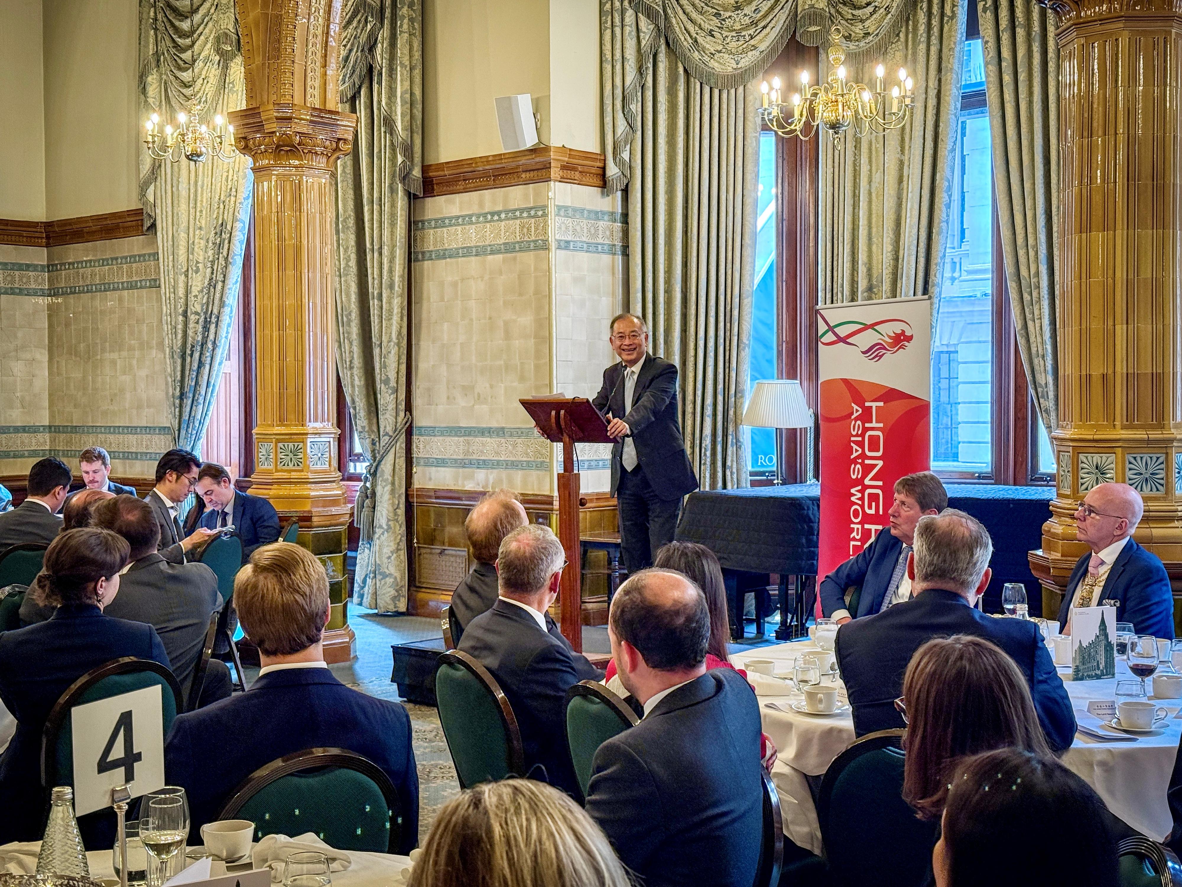 The Hong Kong Economic and Trade Office in London supported the Hong Kong Association in hosting a luncheon in London on June 2 (London time) to promote Hong Kong's position as an international financial centre. Photo shows the Chief Executive of the Hong Kong Monetary Authority, Mr Eddie Yue, delivering a keynote speech at the luncheon.