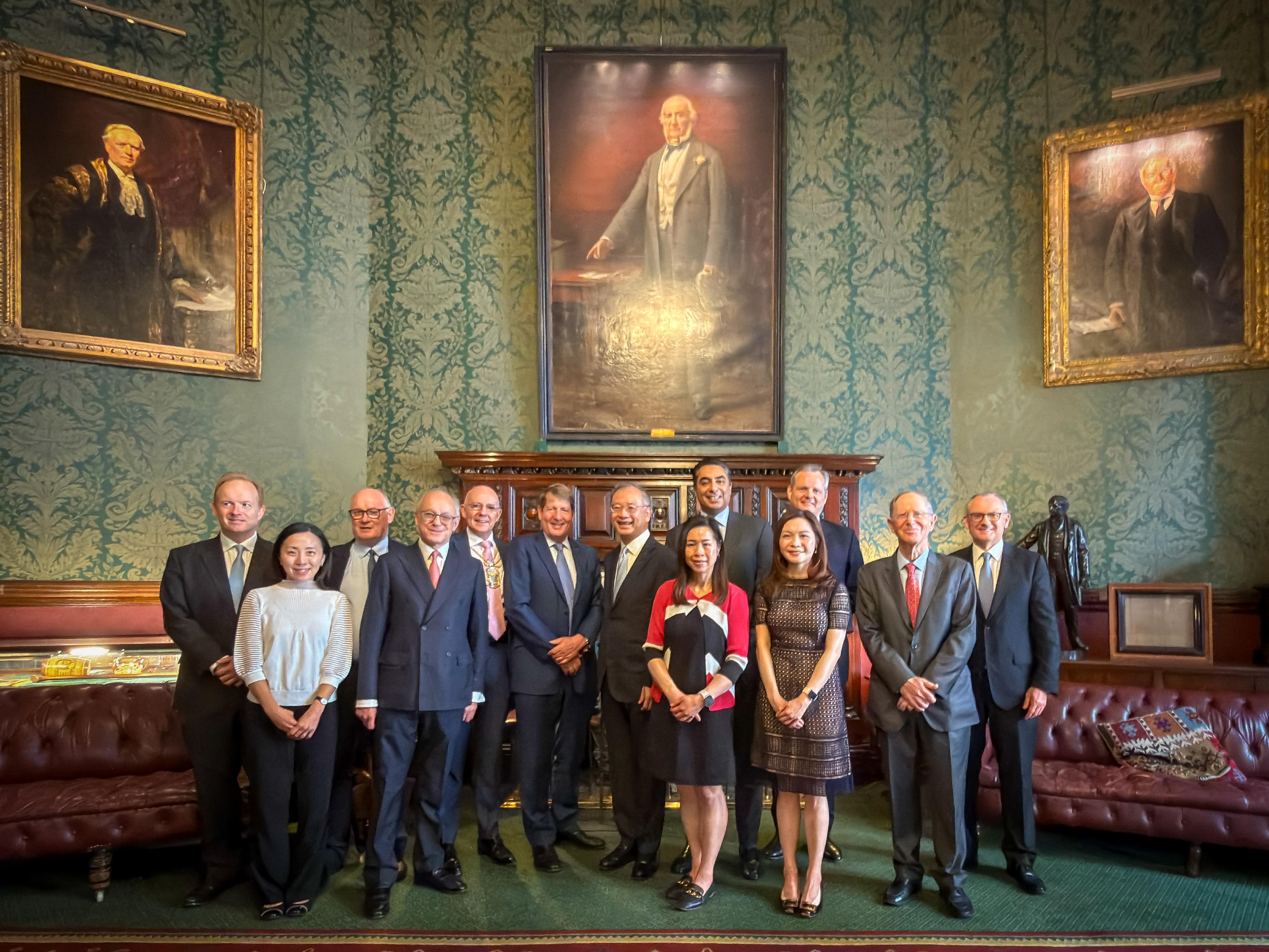 The Hong Kong Economic and Trade Office in London (London ETO) supported the Hong Kong Association in hosting a luncheon in London on June 2 (London time) to promote Hong Kong’s position as an international financial centre. Photo shows the Chief Executive of the Hong Kong Monetary Authority, Mr Eddie Yue (back row, fourth right); Sheriff and Deputy of the City of London, Mr Keith Bottomley (back row, third left); the Director-General of the London ETO, Miss Fiona Chau (front row, third right); the Director of UK, Nordics and Ireland of the Hong Kong Trade Development Council, Ms Joey Ko (front row, first left); the Head of Business and Talent Attraction/Investment Promotion of Invest Hong Kong London Office, Ms Daisy Ip (front row, second right), with members of the Hong Kong Association committee.