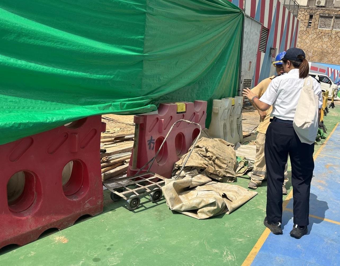 The Food and Environmental Hygiene Department (FEHD) today (June 3) released the seventh batch of gravidtrap indexes and density indexes for Aedes albopictus in May, covering 15 survey areas. Photo shows an FEHD staff member inspecting a construction site inside a school in Tsuen Wan West, Tsuen Wan District. Following the discovery of stagnant water in the construction site, a statutory notice has been issued to the relevant construction site contractor, requiring the clearance of such item within a specified timeframe.