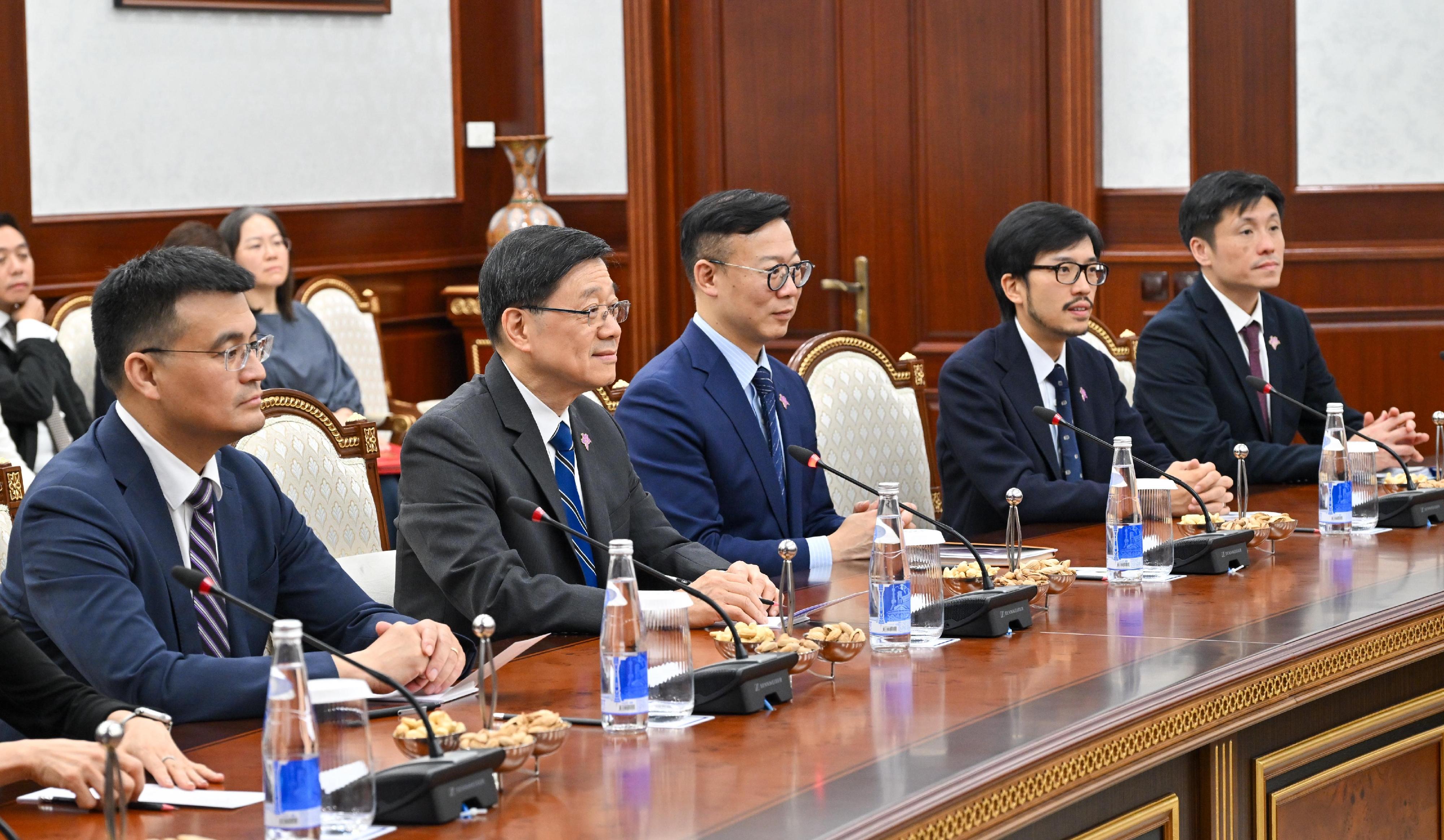 行政長官李家超(左二)今日(塔什干時間六月三日)在烏茲別克斯坦塔什干與烏茲別克斯坦外長賽爾多夫會面,並見證雙方政府代表就互免簽證互換照會。