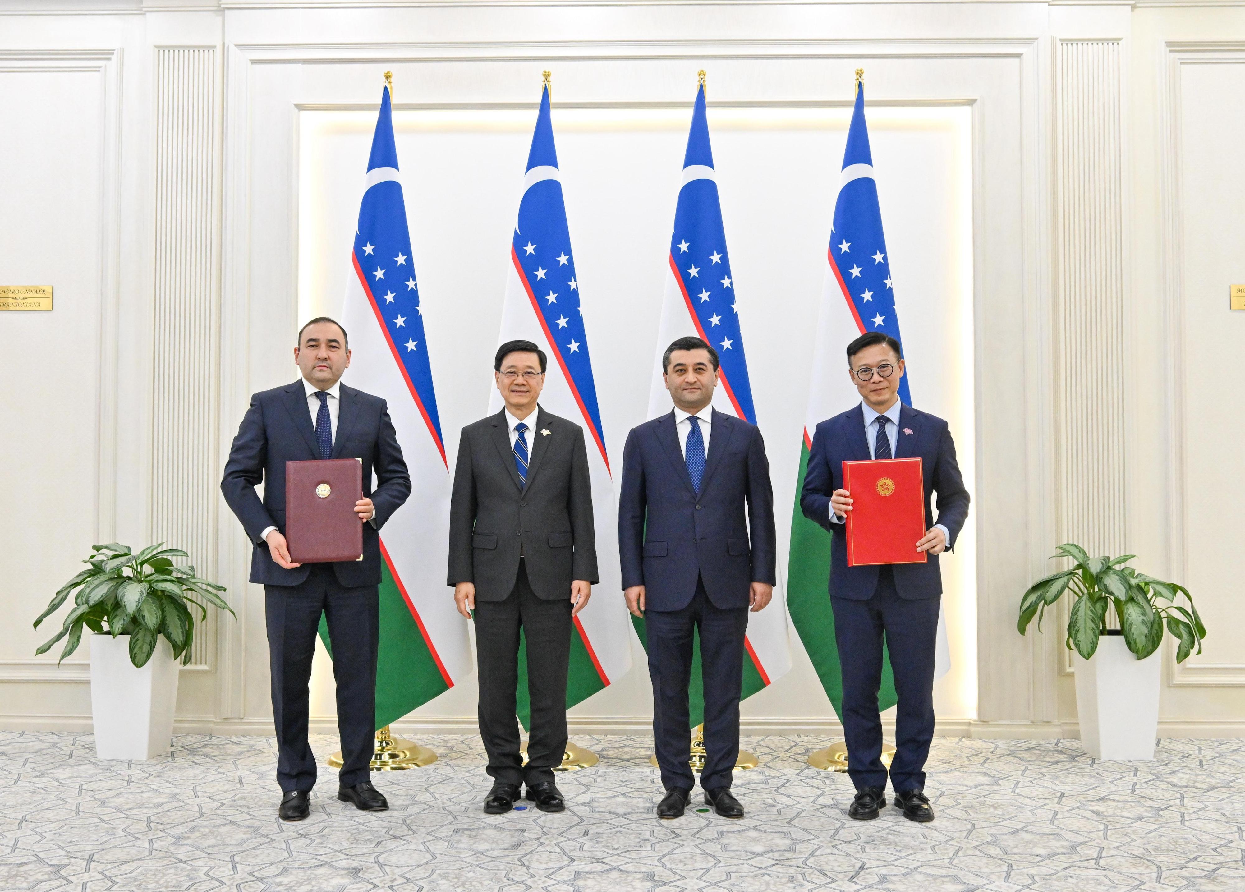 The Chief Executive, Mr John Lee (second left), today (June 3, Tashkent time), met with the Minister of Foreign Affairs of Uzbekistan, Mr Bakhtiyor Saidov (second right), and witnessed exchange of notes between representatives of the two governments on mutual visa-free agreement.