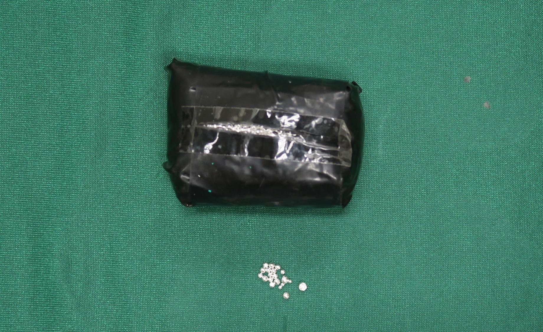 香港海關六月二日在落馬洲管制站偵破一涉嫌利用出境私家車走私的案件，檢獲約五公斤懷疑走私白銀，估計市值約十三萬元。圖示部分檢獲的懷疑走私白銀。