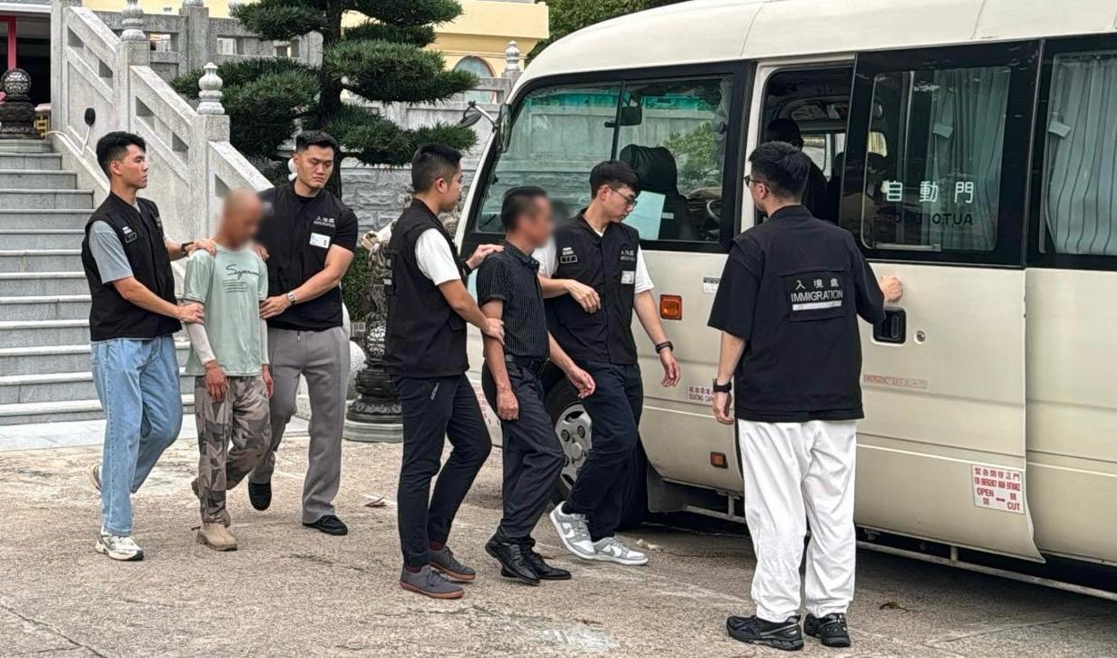 入境事務處於六月二日至昨日（六月三日）在全港多區展開代號為「促進」的反非法勞工行動。圖示懷疑非法勞工在行動中被捕。