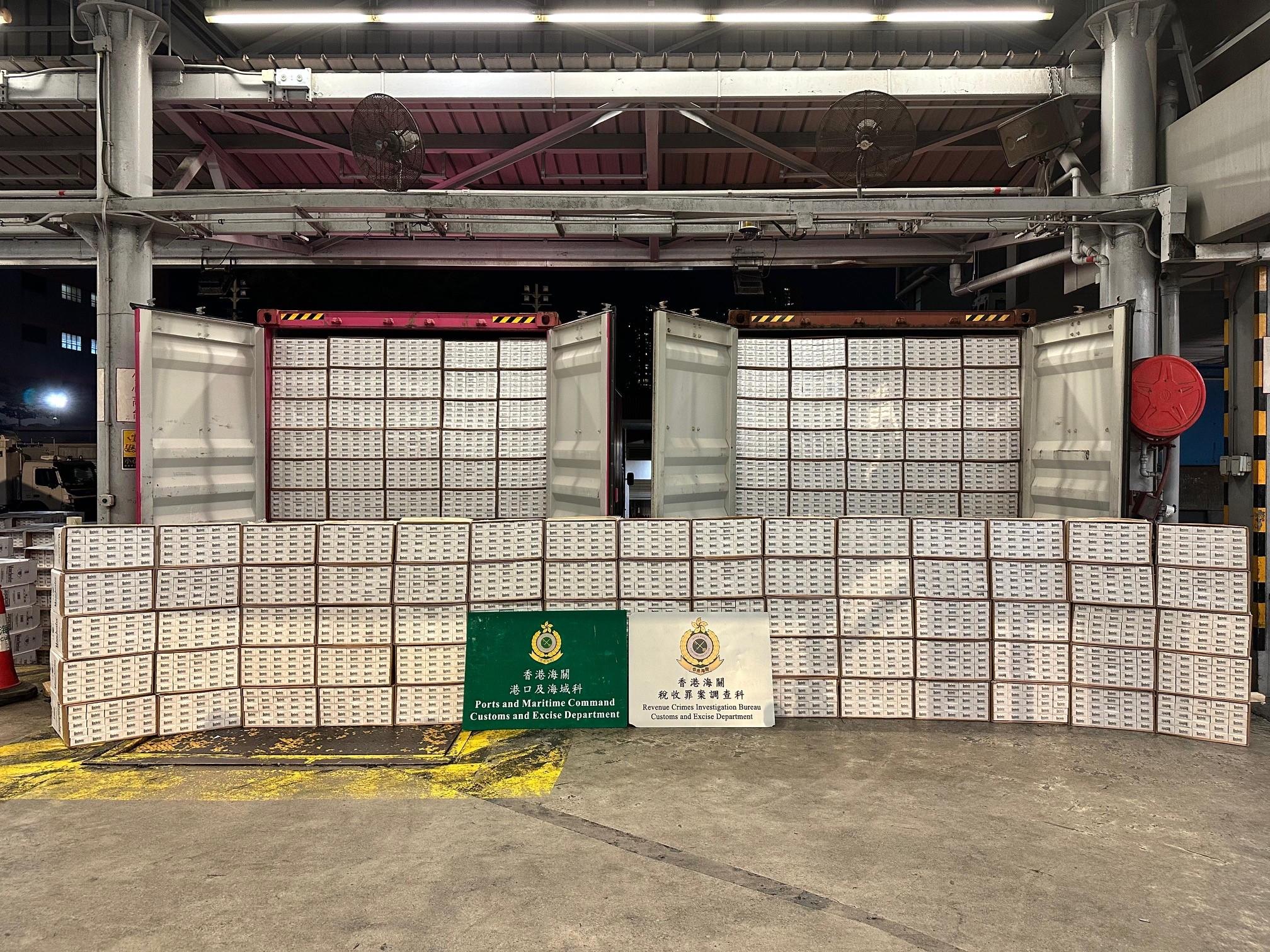 香港海關近日展開執法行動打擊大型海路走私私煙活動，並於五月十九日至二十八日期間，透過情報交流，風險評估和情報分析，偵破兩宗海路走私案件，共檢獲約五千二百八十萬支懷疑私煙，市值約二億三千八百萬元，應課稅值約一億七千五百萬元。圖示在行動中檢獲的部分懷疑私煙。


