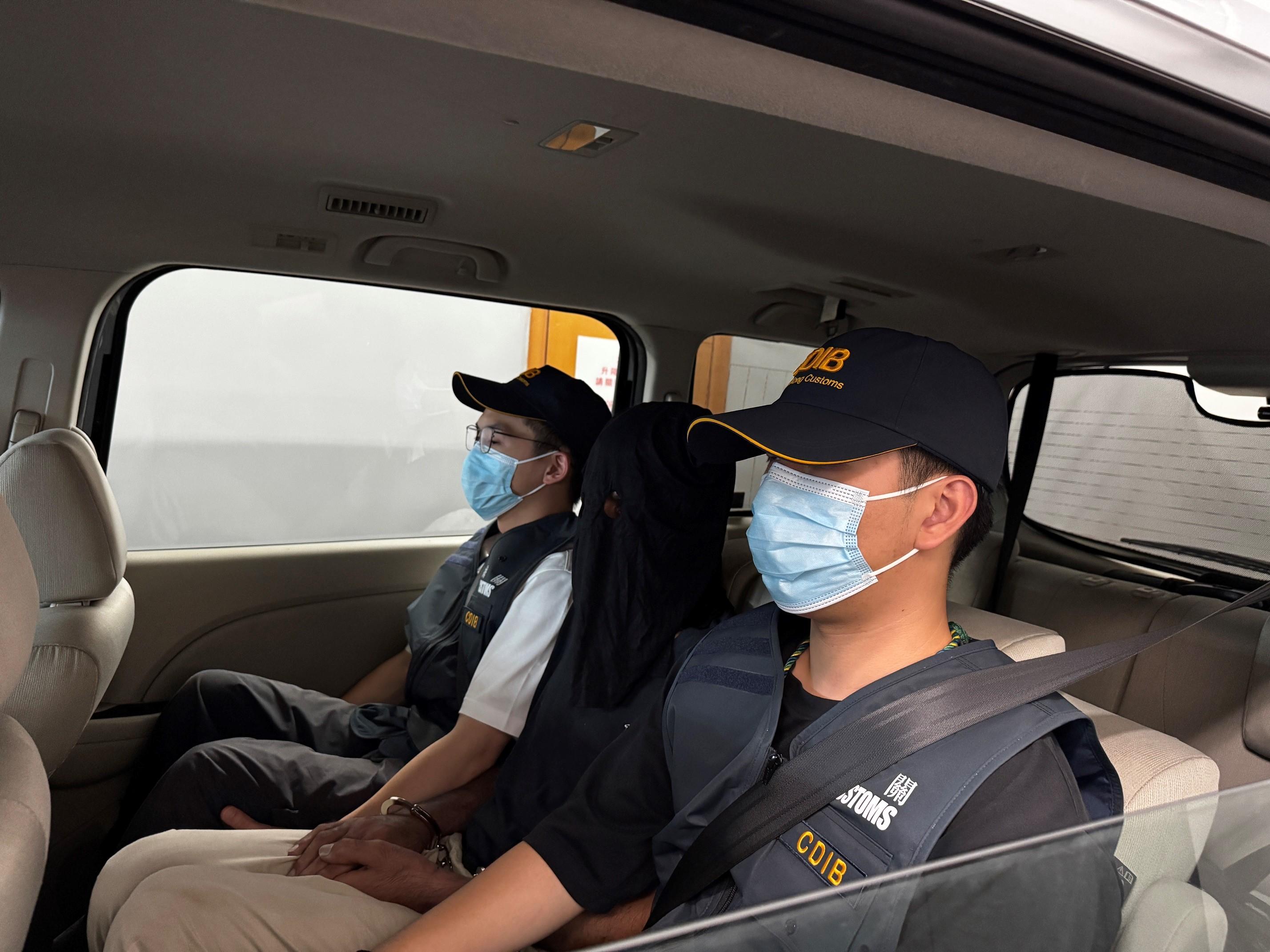 Hong Kong Customs shut down a dangerous drugs storage and distribution centre in Mong Kok yesterday (June 3) and seized about 31 kilograms of assorted drugs. The total estimated market value was about $13 million. A 33-year-old man was arrested. Photo shows the arrested man (centre) involved in the case.