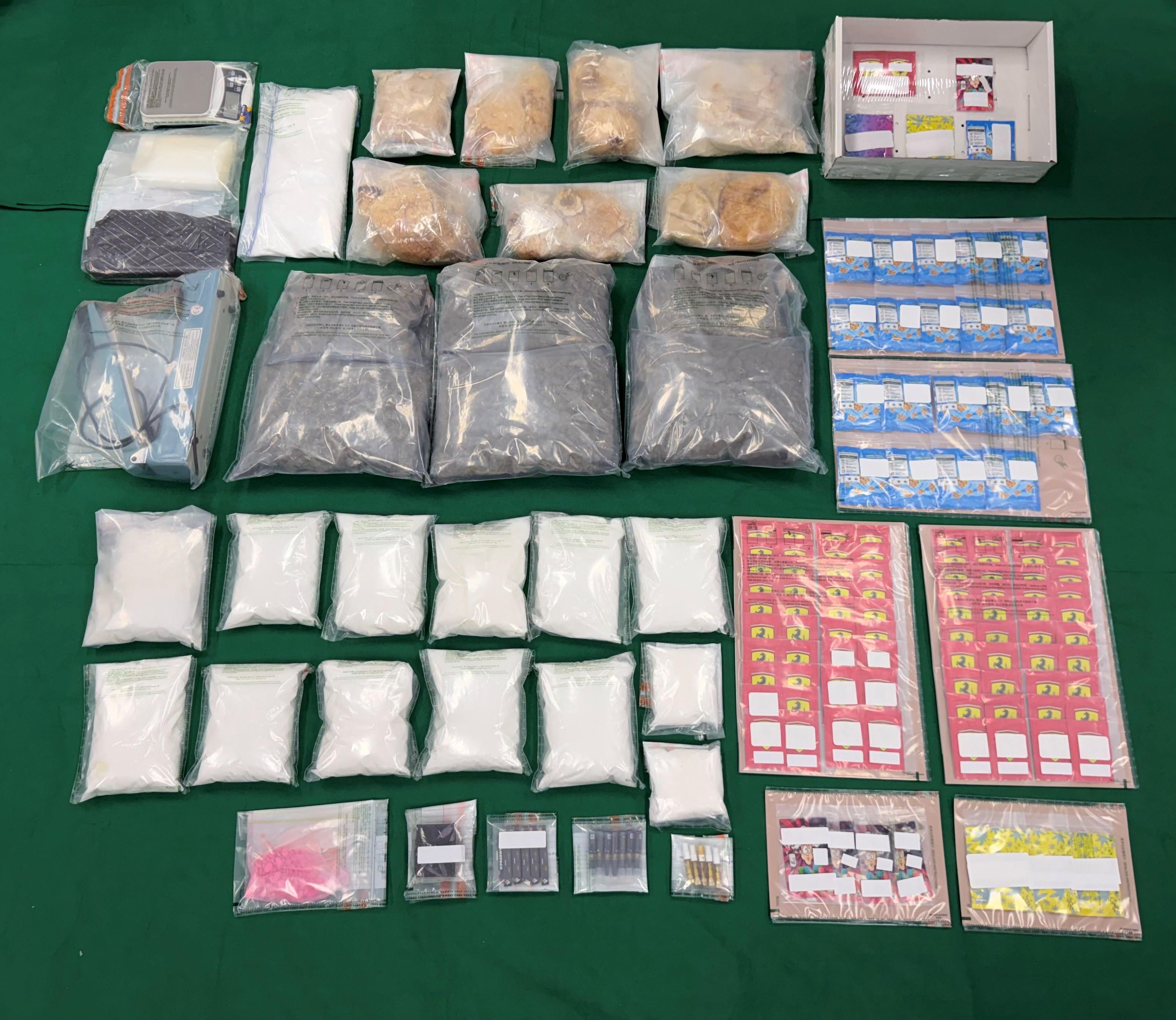 香港海關昨日（六月三日）在旺角搗破一個毒品儲存及分銷中心，共檢獲約三十一公斤各類型毒品，估計市值共約一千三百萬元，並拘捕一名三十三歲男子。圖示檢獲的懷疑毒品。
