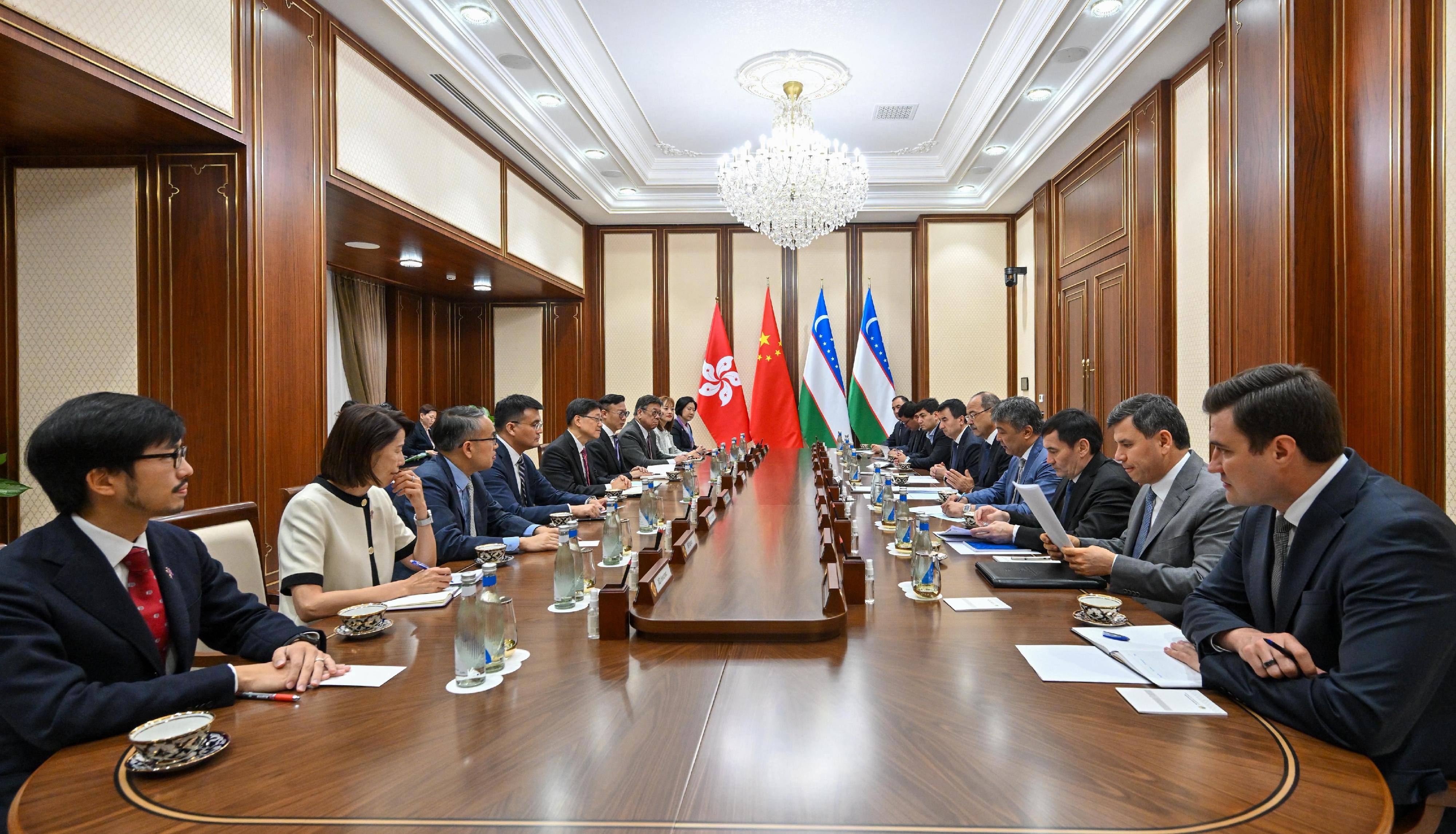 行政長官李家超(左五)今日(六月四日)在烏茲別克斯坦塔什干與烏茲別克斯坦總理阿卜杜拉·尼格馬托維奇·阿里波夫(右五)和副總理霍扎耶夫(右六)會面。
