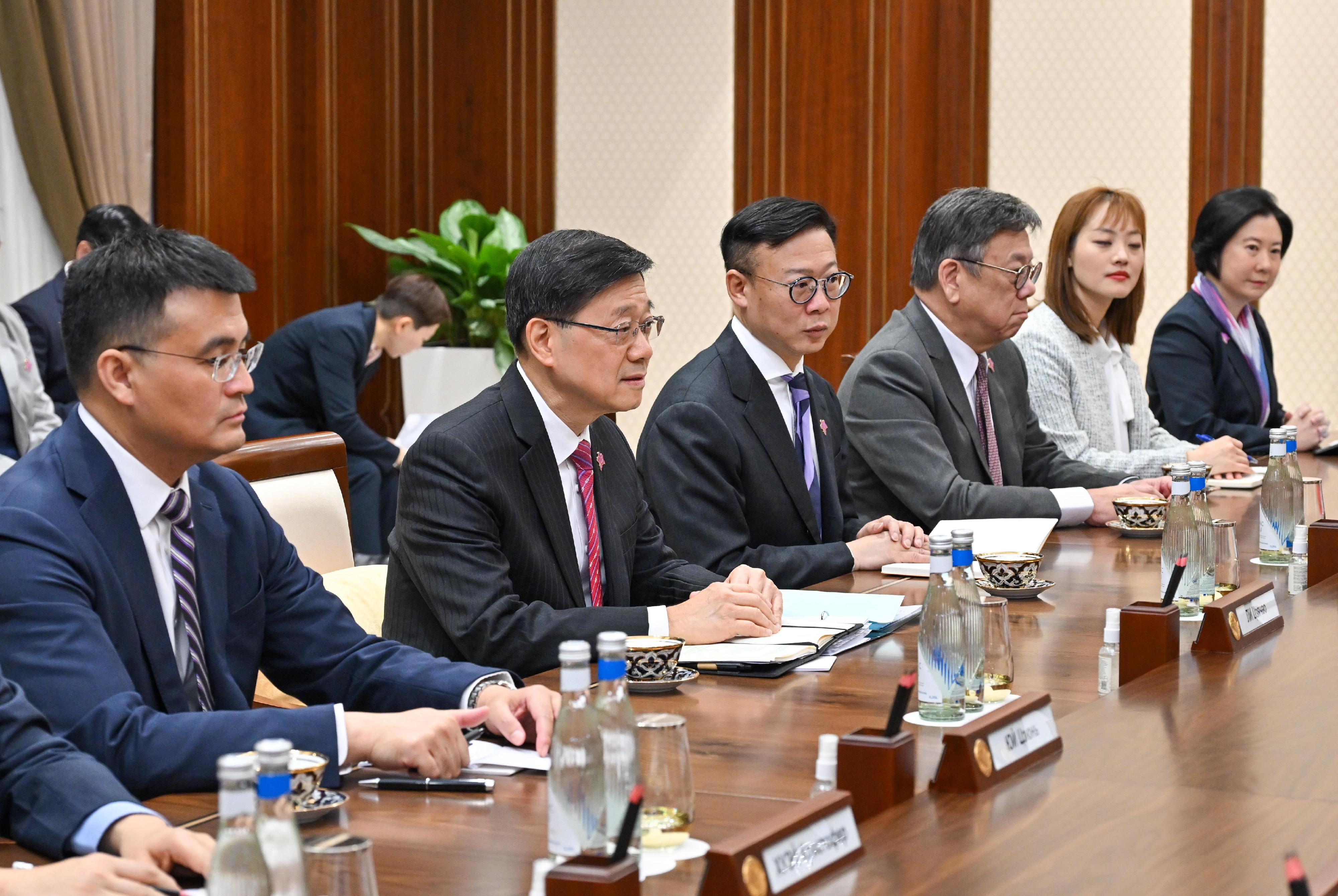 行政長官李家超(左二)今日(六月四日)在烏茲別克斯坦塔什干與烏茲別克斯坦總理阿卜杜拉·尼格馬托維奇·阿里波夫會面。