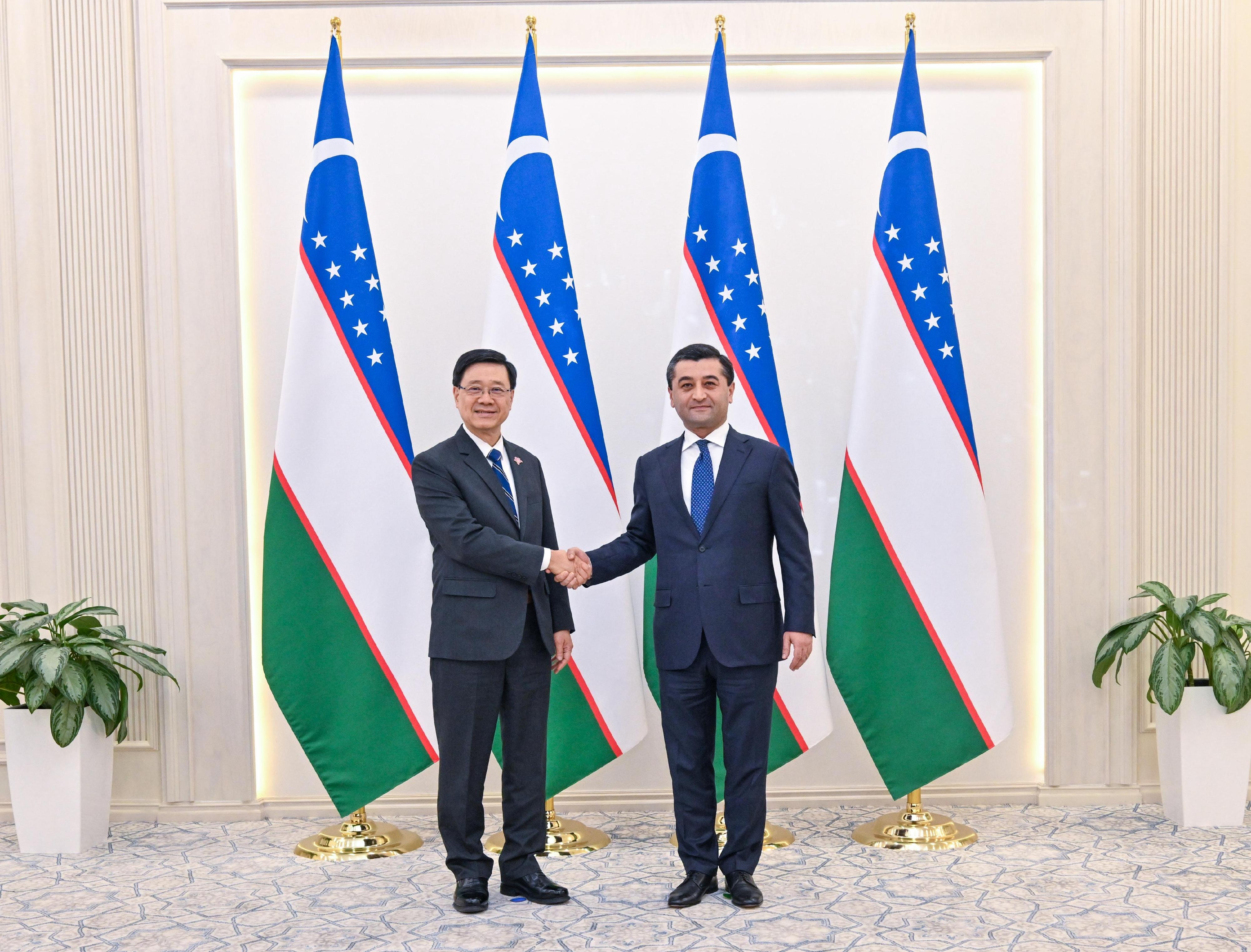 The Chief Executive, Mr John Lee (left),  today (June 3, Tashkent time), met with the Minister of Foreign Affairs of Uzbekistan, Mr Bakhtiyor Saidov (right), and witnessed exchange of notes between representatives of the two governments on mutual visa-free agreement.