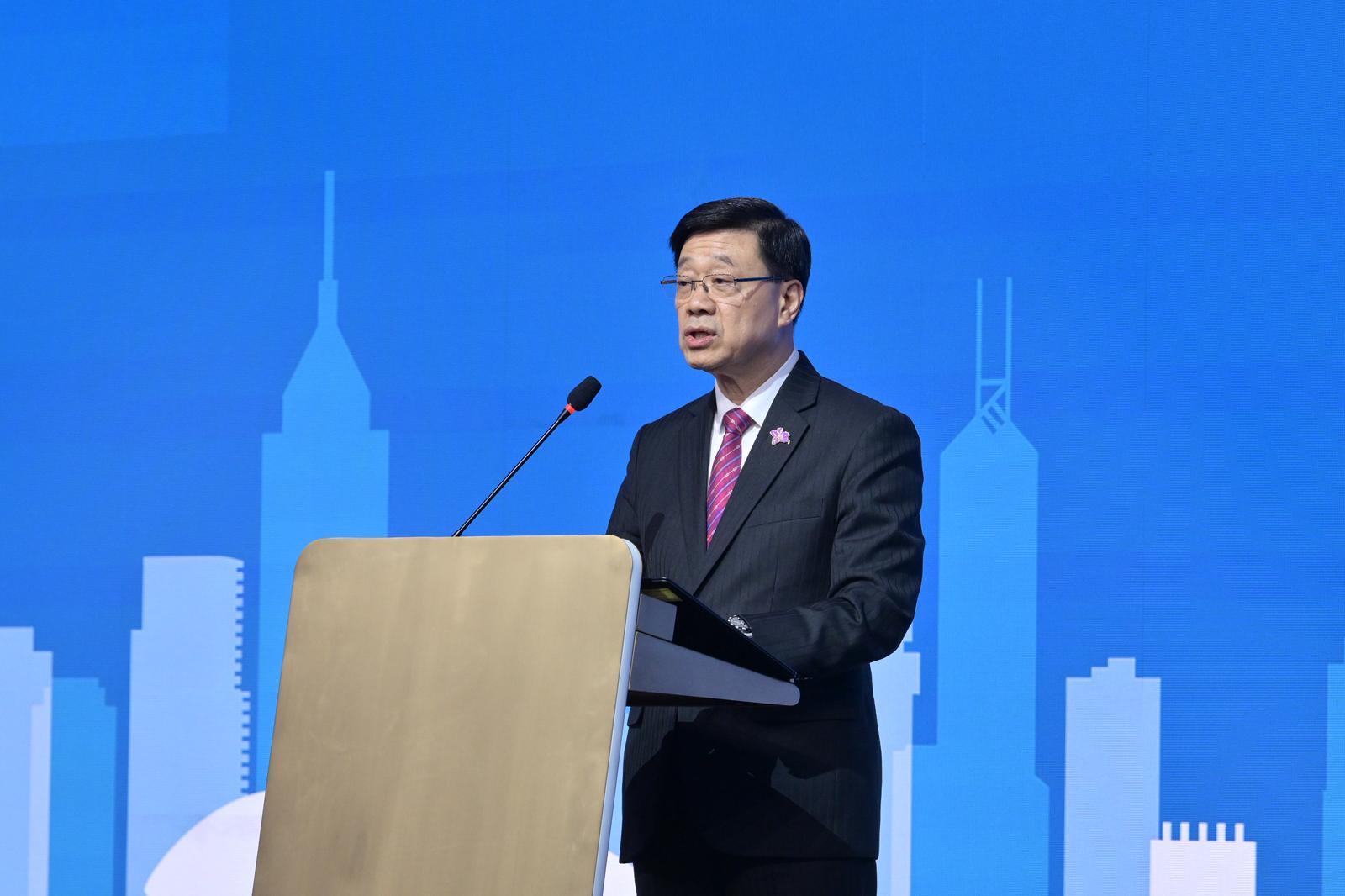 The Chief Executive, Mr John Lee, attended a business dinner and a signing ceremony for Memoranda of Understanding jointly organised by the Hong Kong Special Administrative Region Government and the Hong Kong Trade Development Council in Tashkent, Uzbekistan, today (June 4). Photo shows Mr Lee speaking at the ceremony to introduce Hong Kong's development opportunities and business advantages to local political and business representatives.
